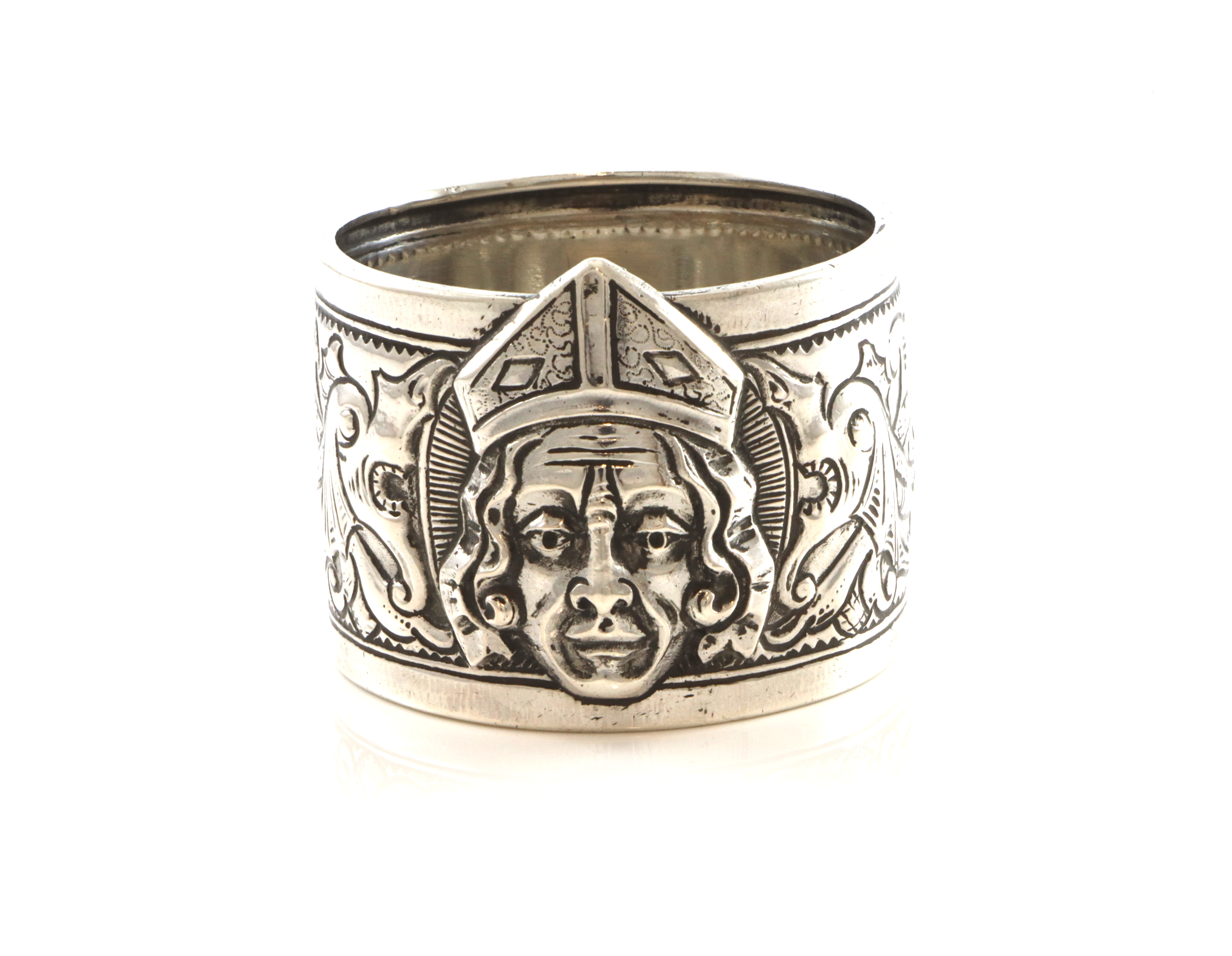 Graverte serviettringer i sølv