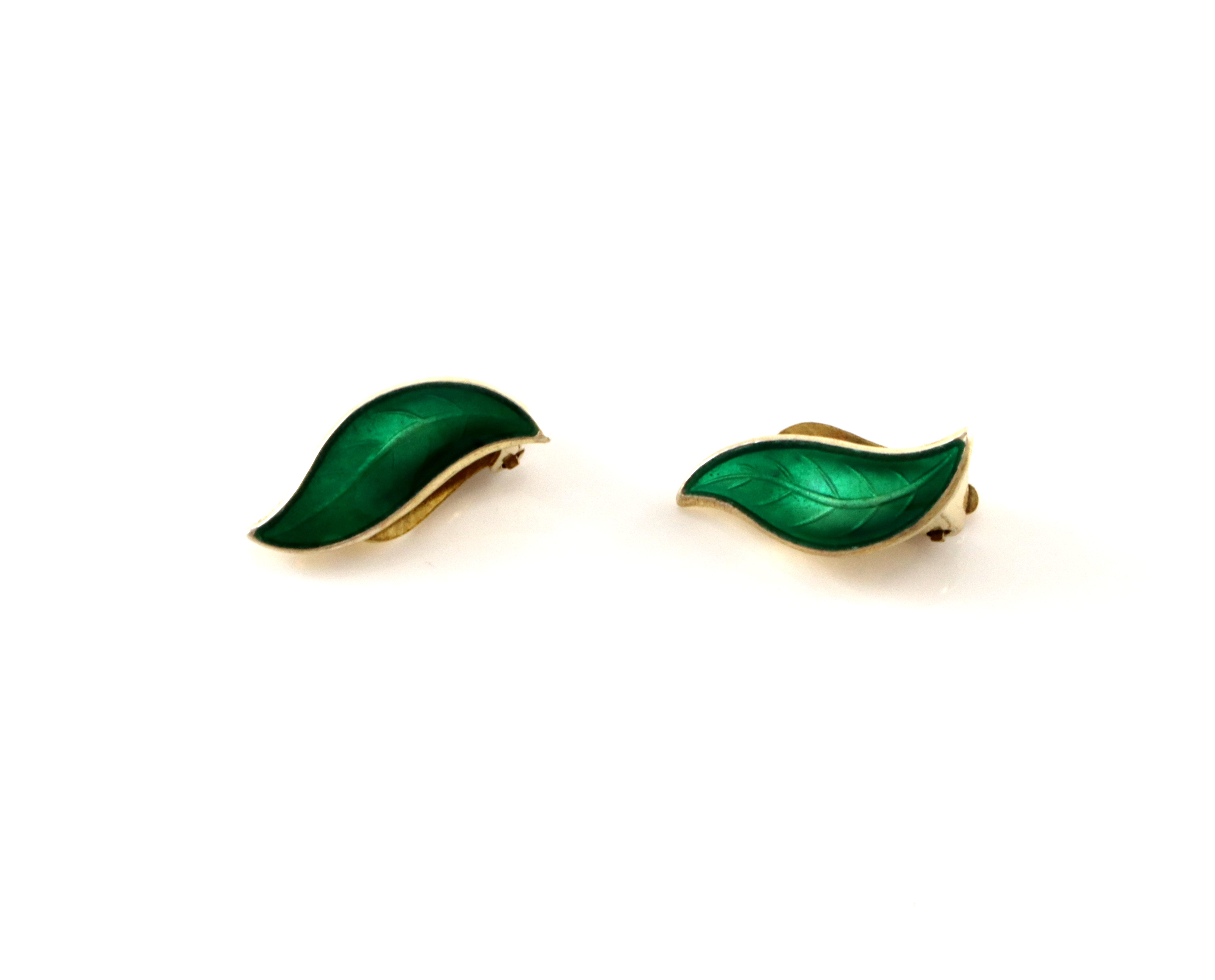 Emaljert ørepynt i sølv