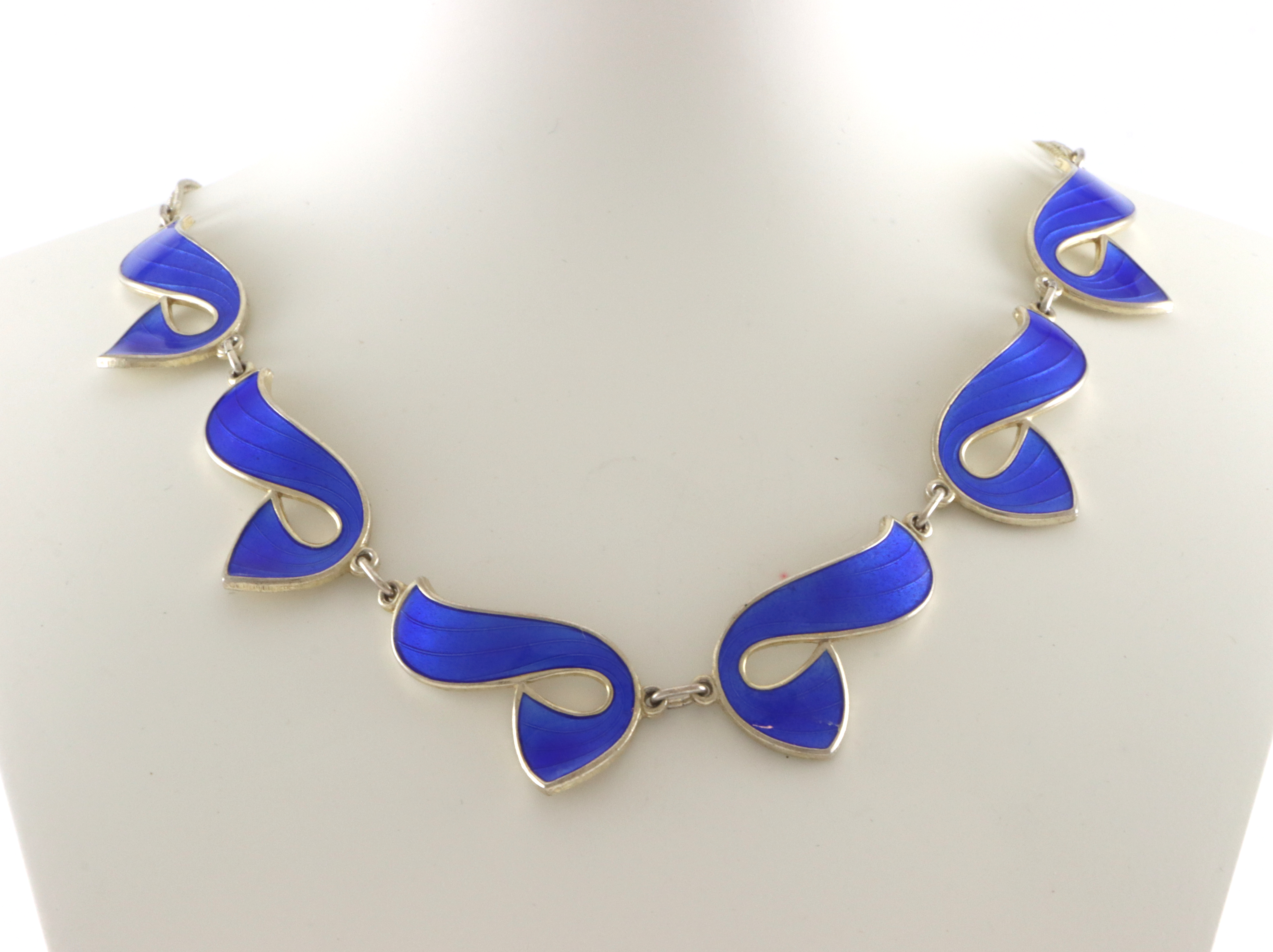 Emaljerte halskjeder i sølv