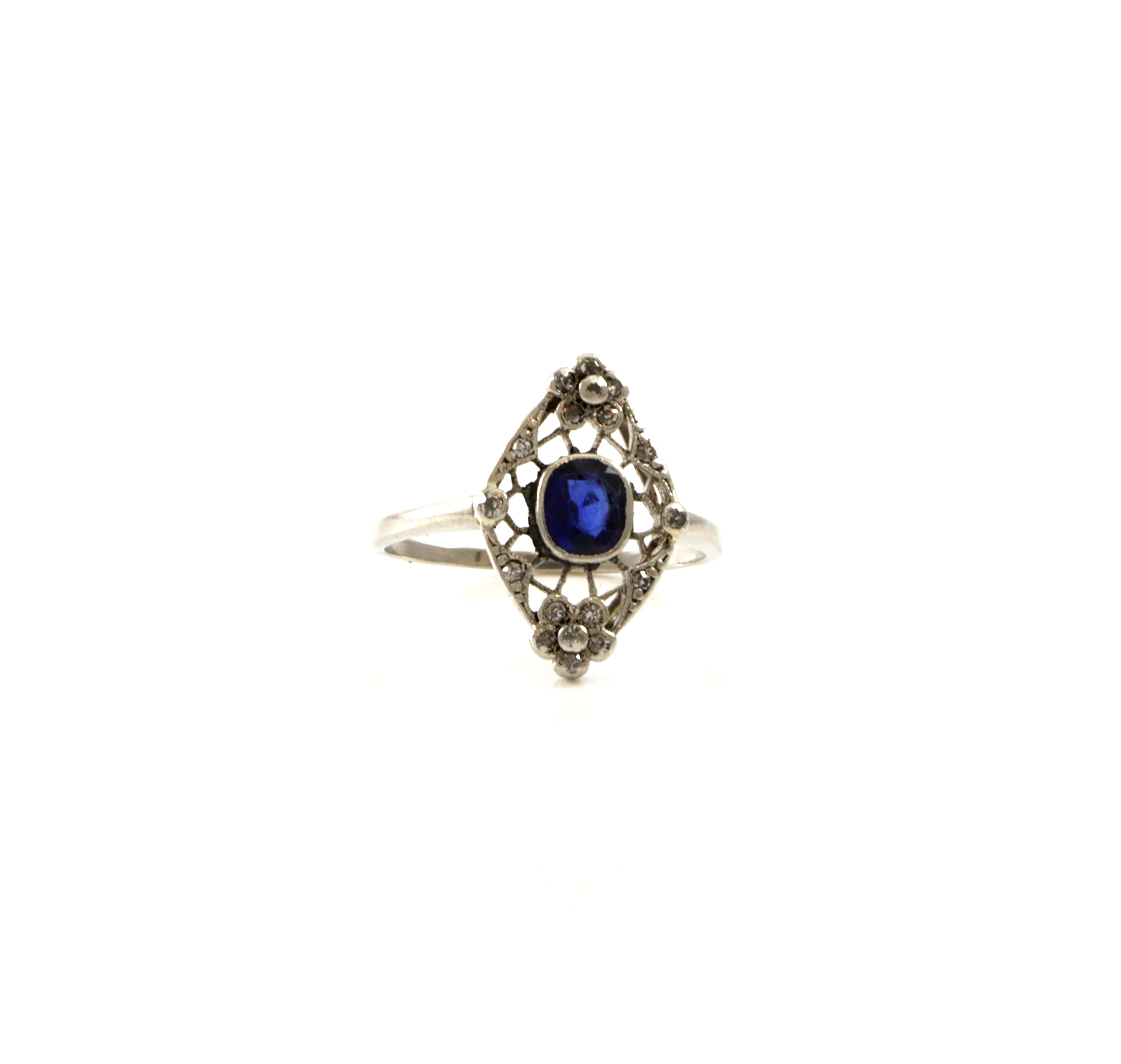 Nydelig antikk ring med blå stein og små diamanter