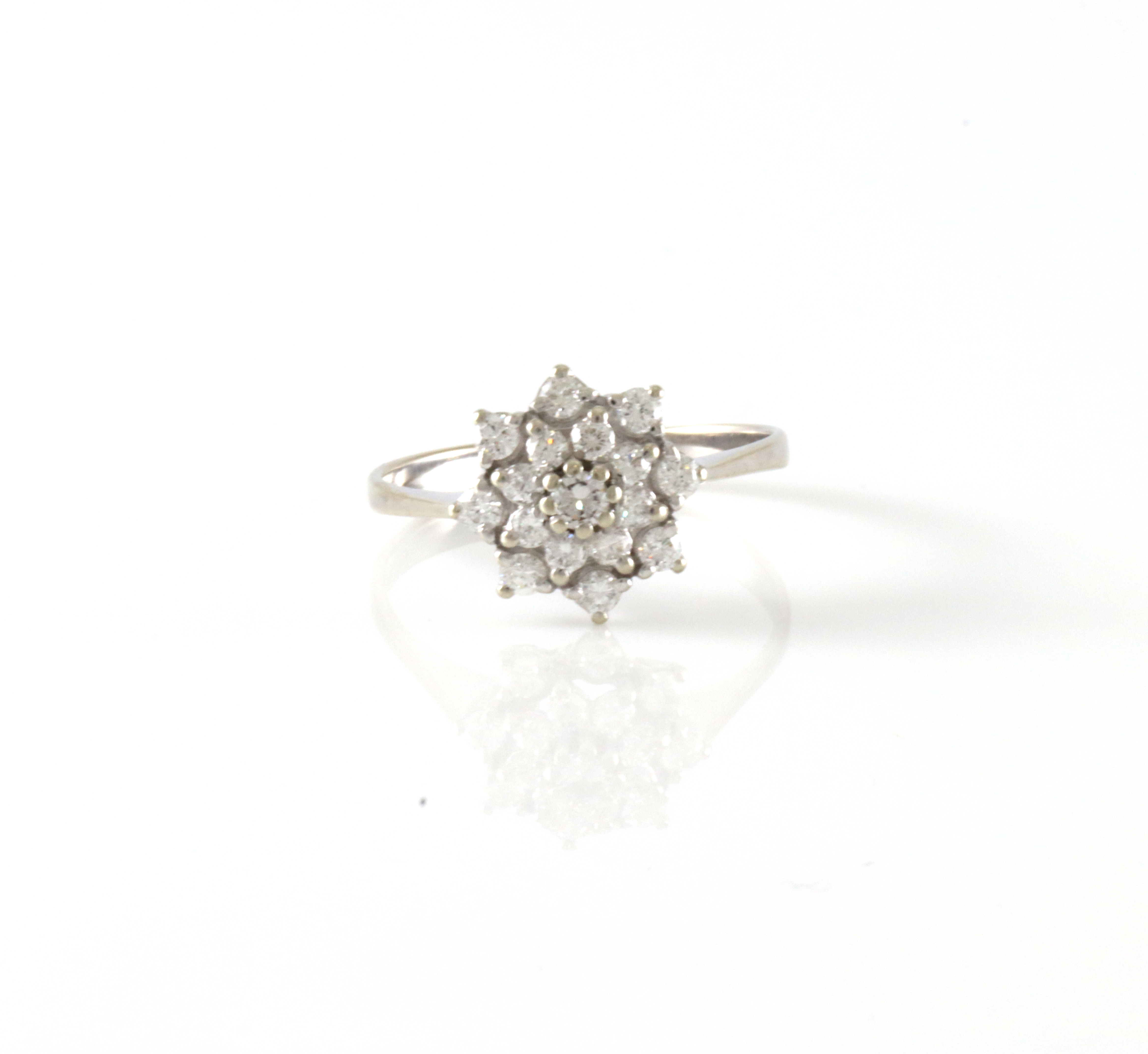 Nydelig stjerneformet ring med diamanter