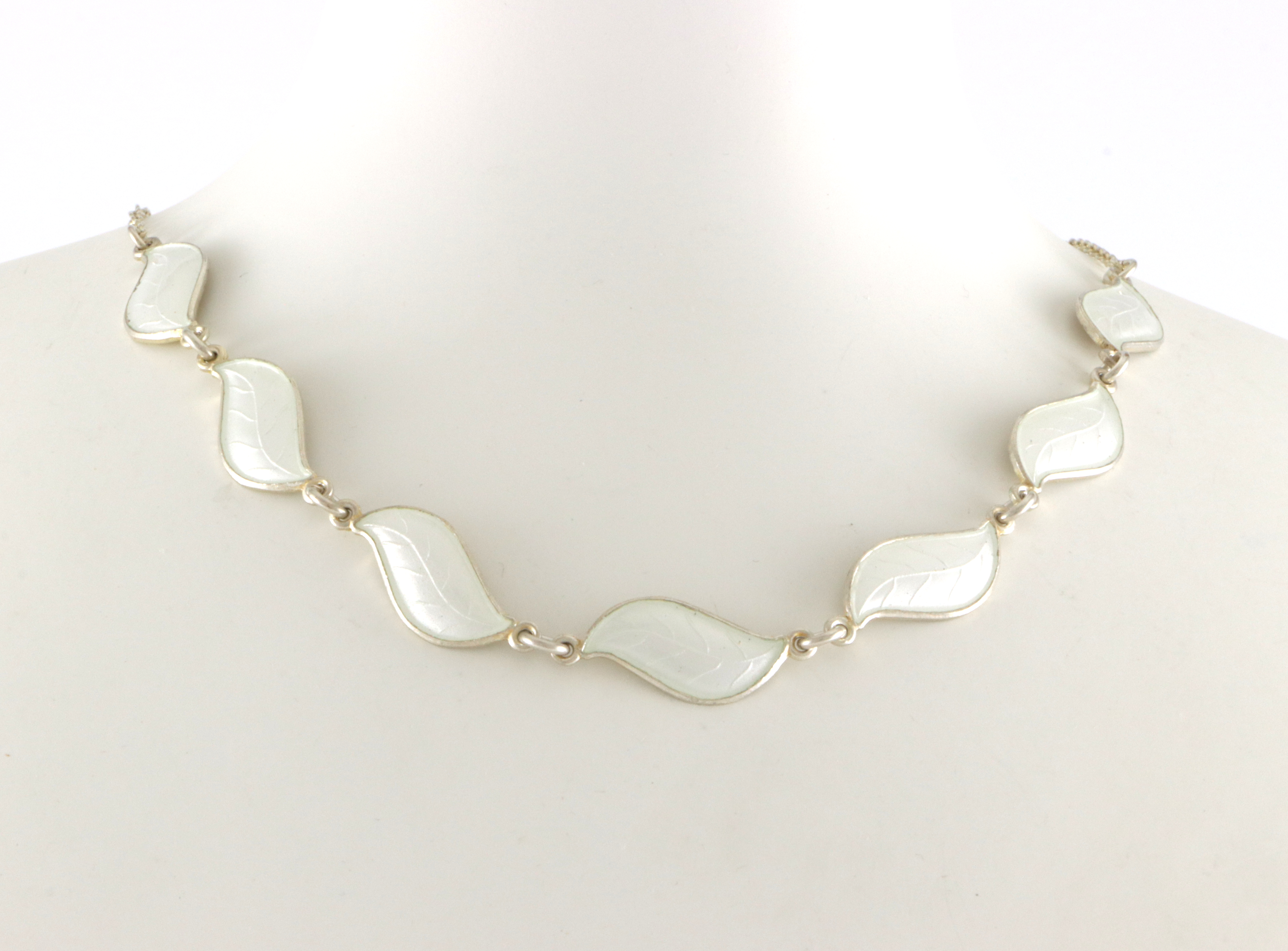 Emaljerte halskjeder i sølv