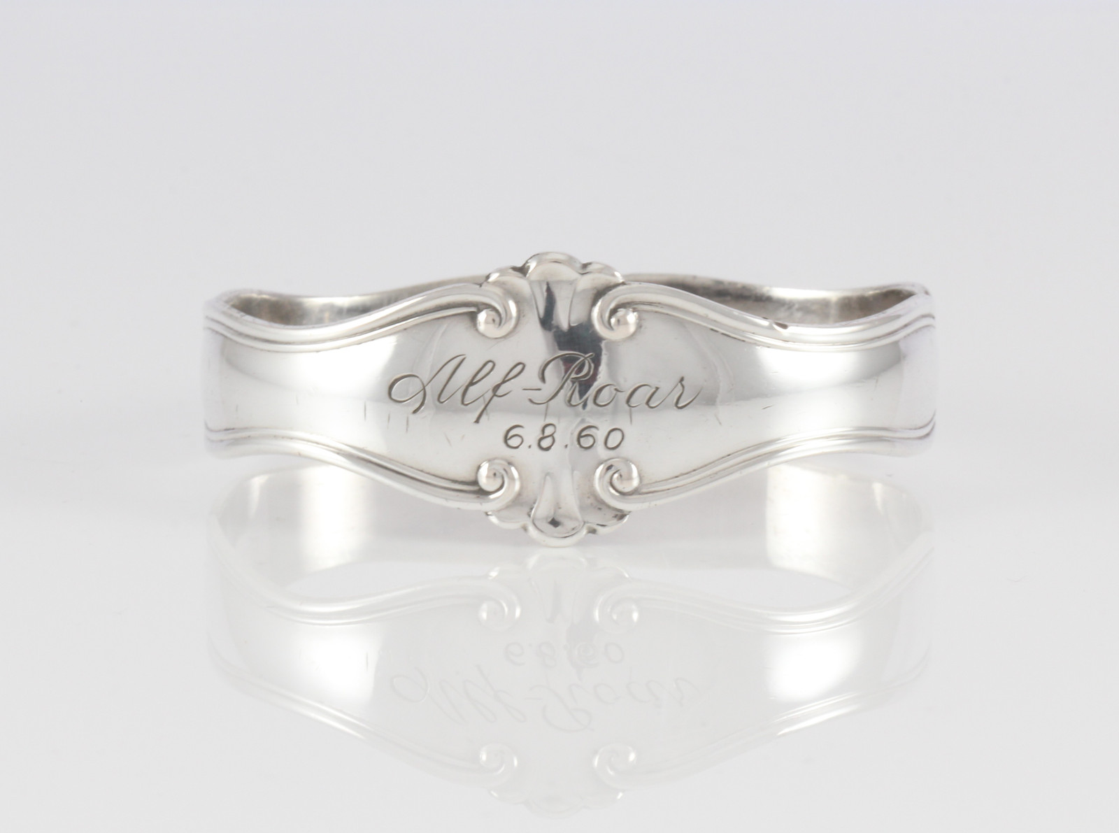 Graverte serviettringer i sølv