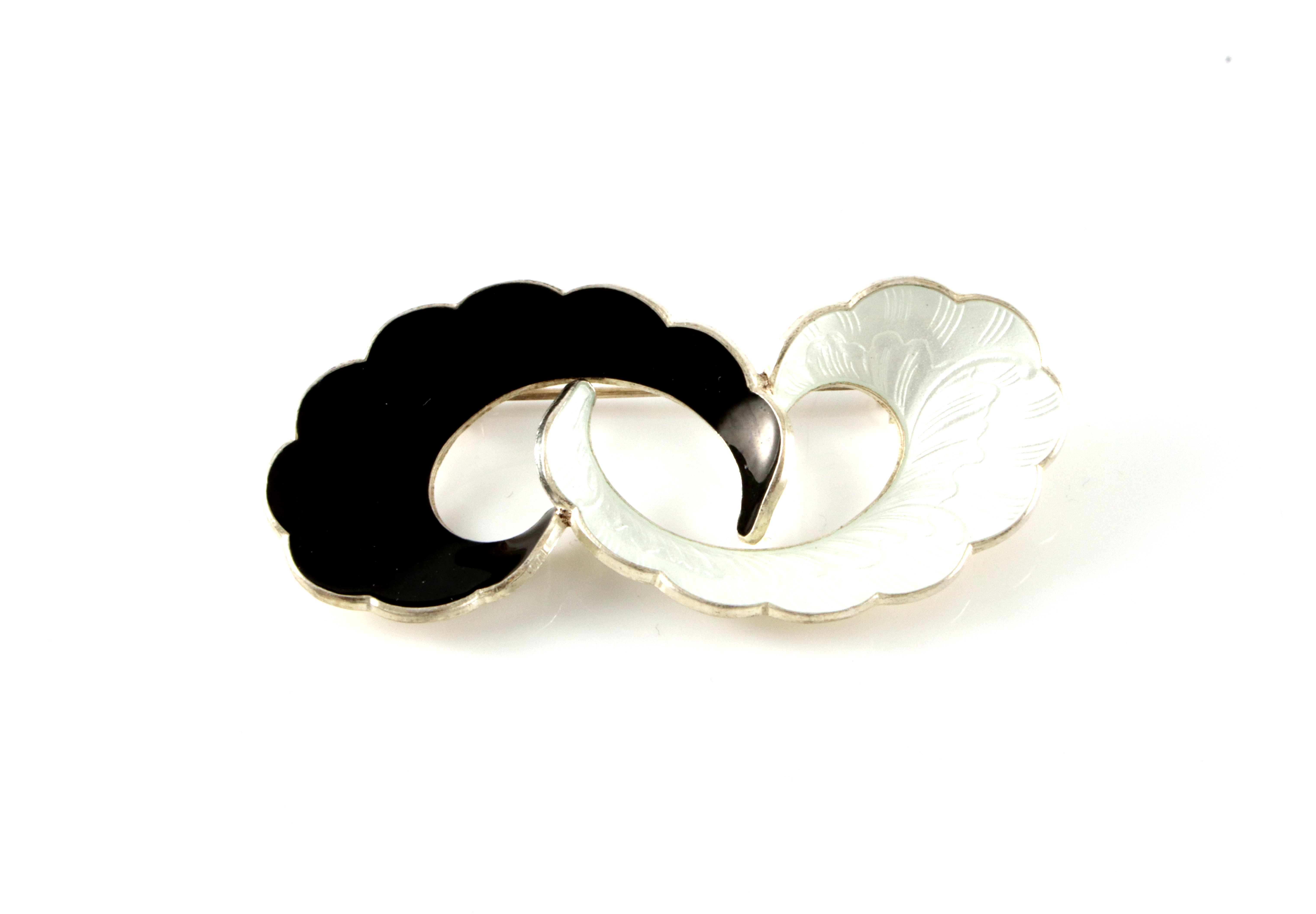 Emaljert brosje i sølv