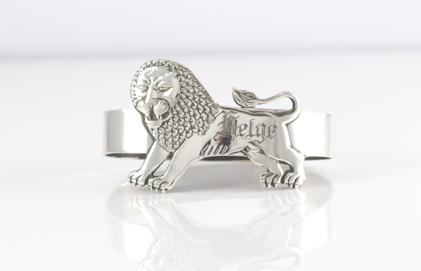 Graverte serviettringer i sølv