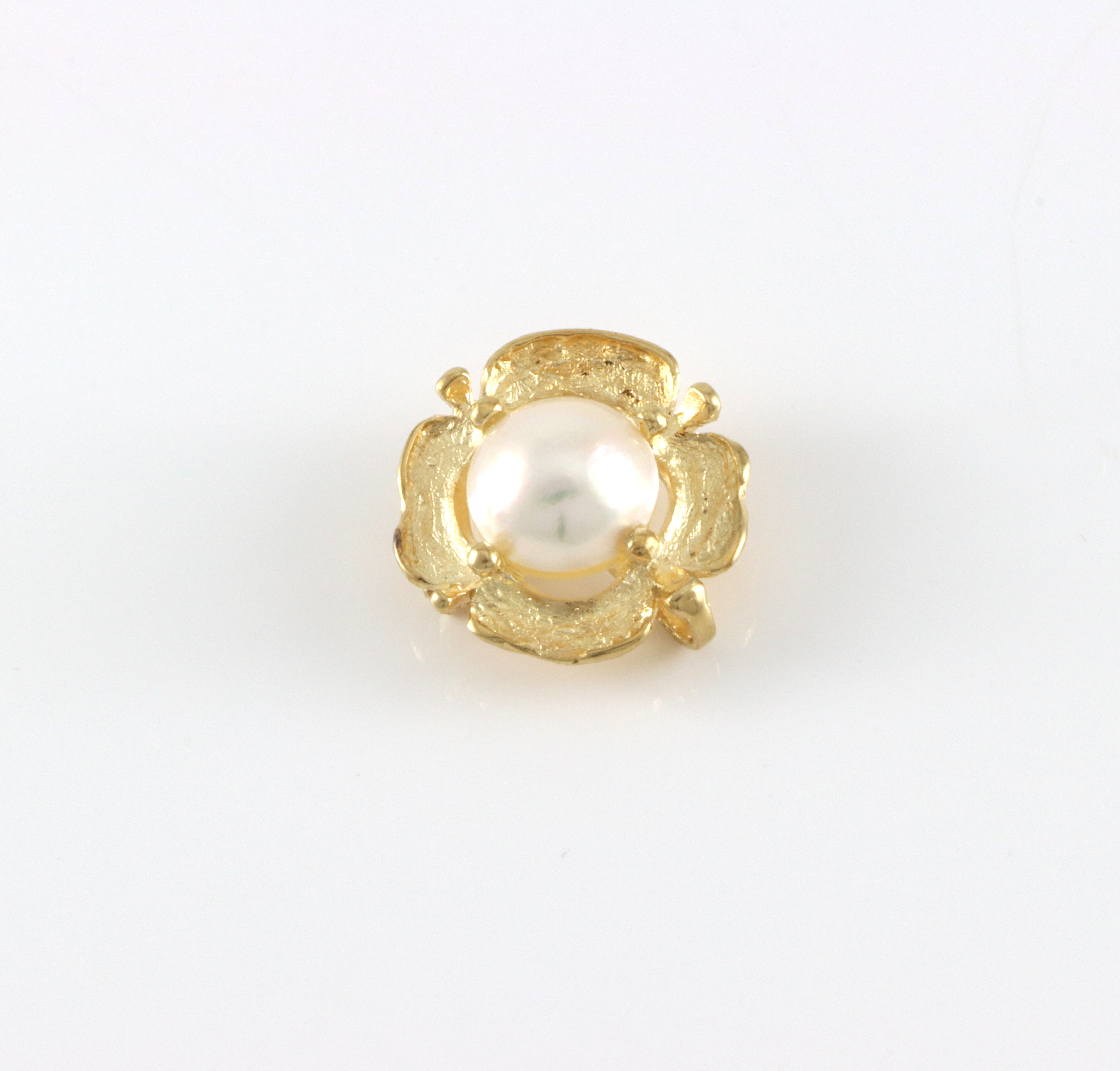 Pent og moderne anheng/brosje med perle