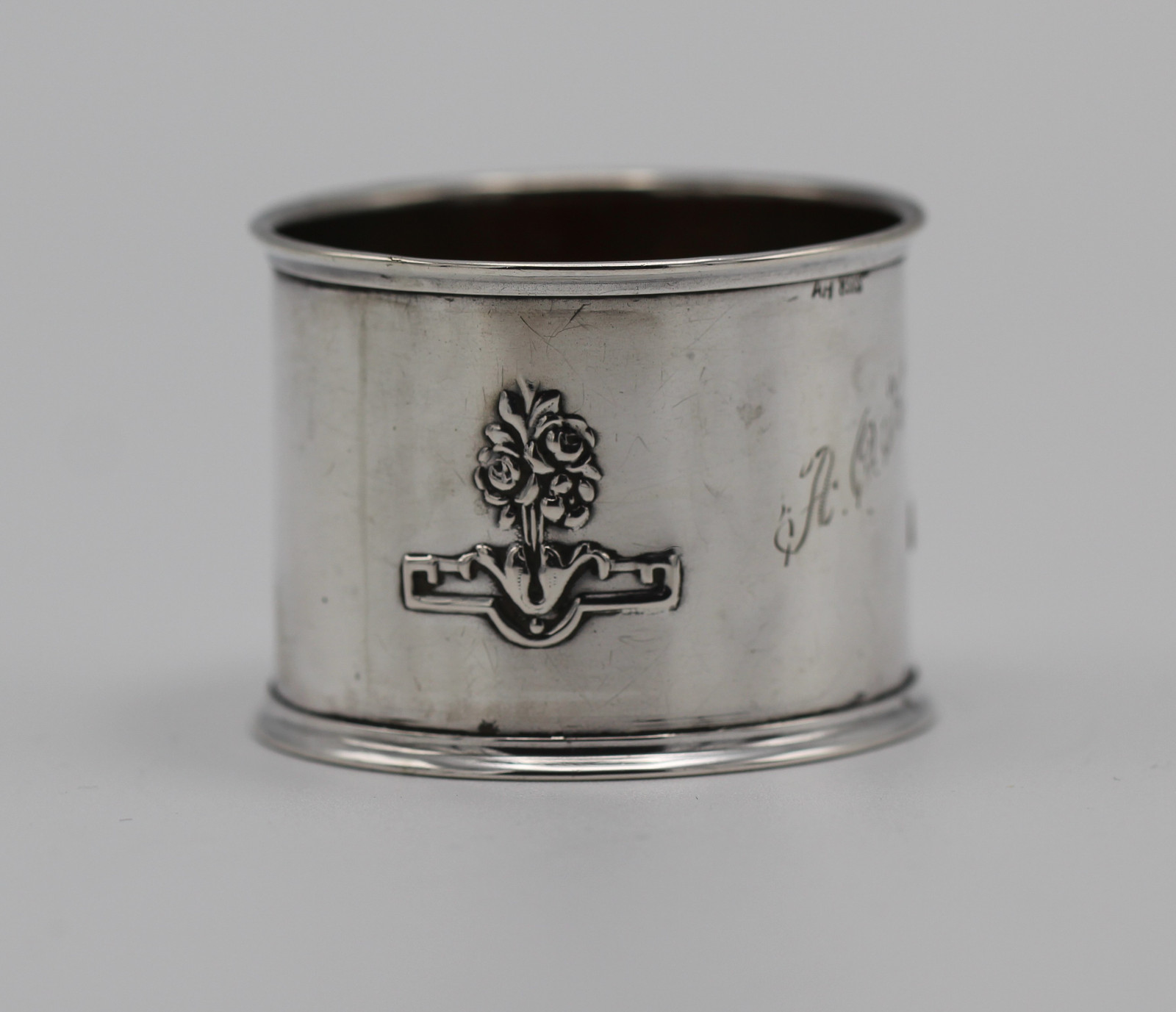 Graverte serviettringer i sølv