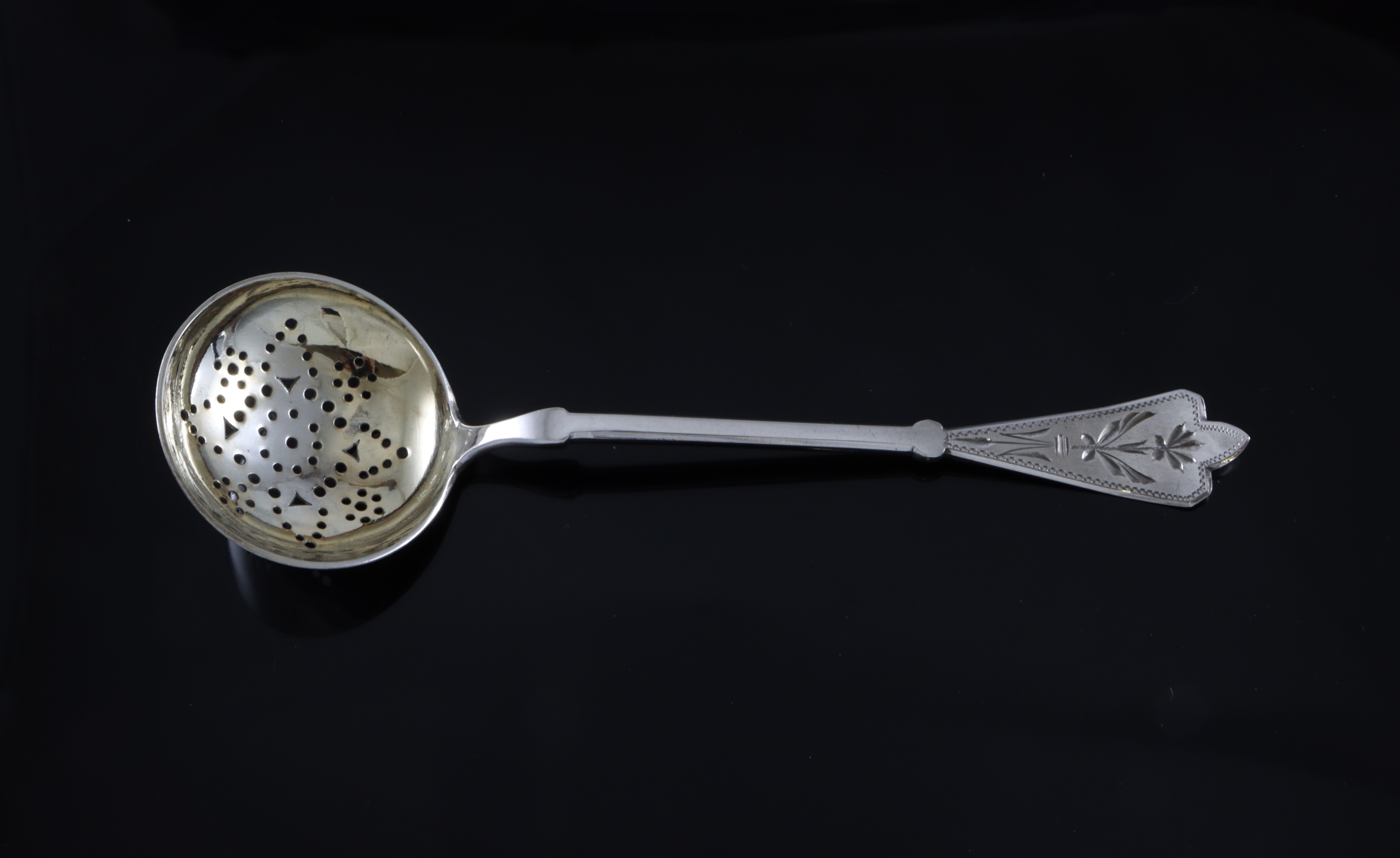 Antikk strøskje i 830 sølv fra 1898