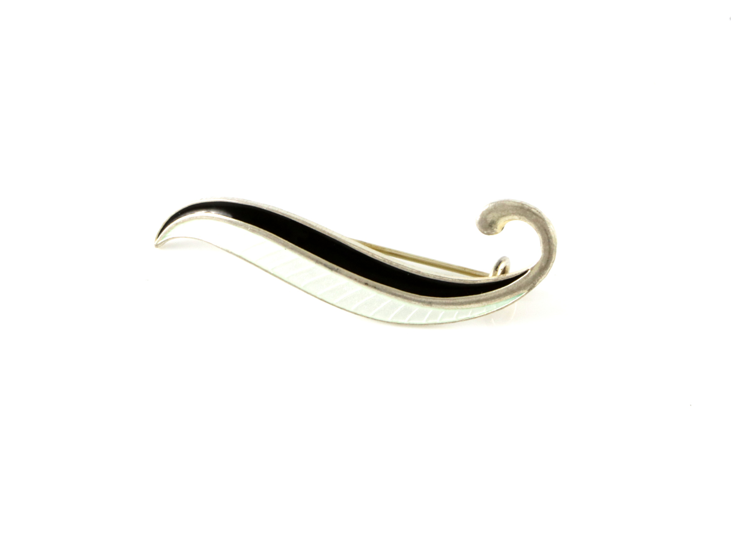 Emaljert brosje i sølv