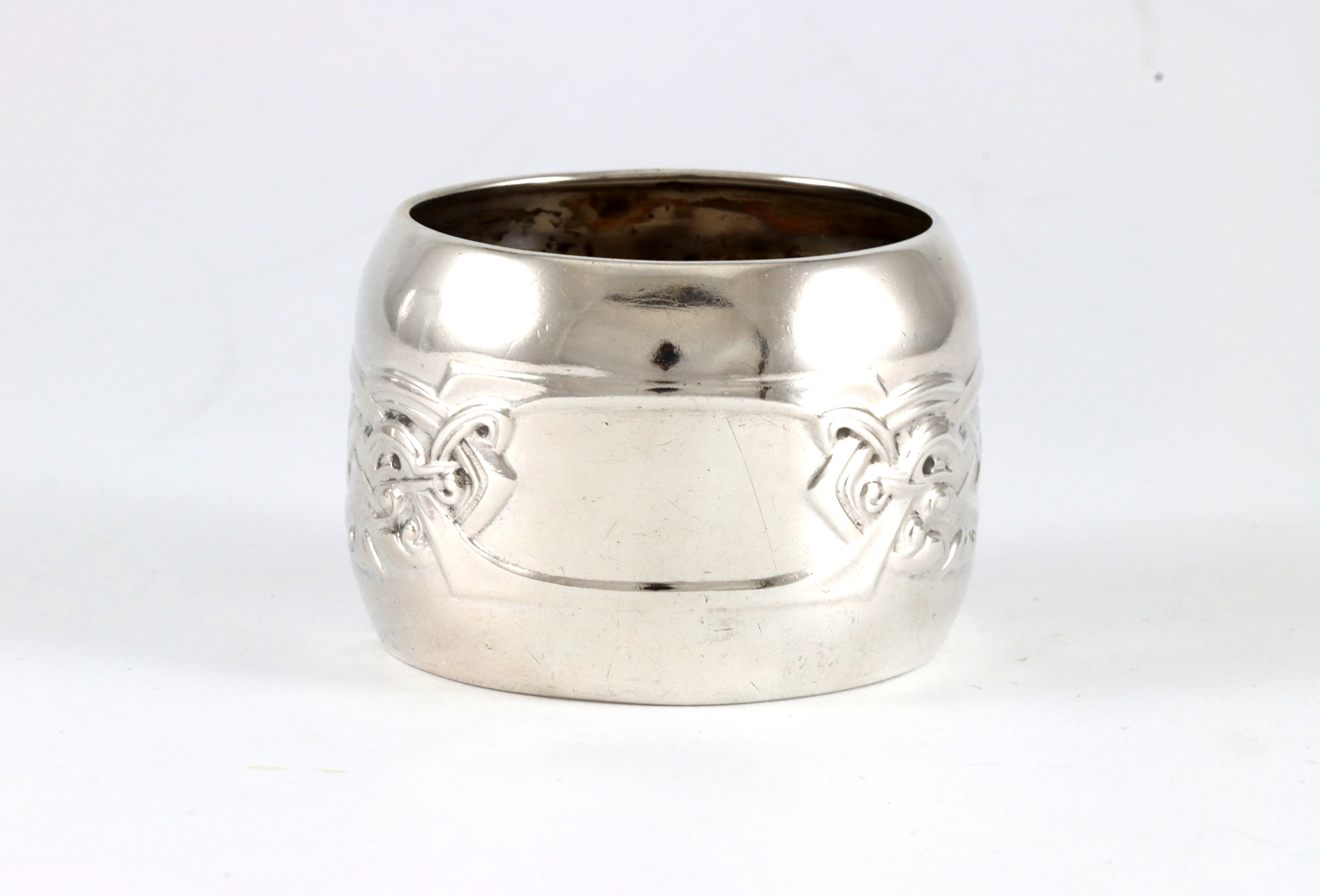 Serviettring i sølv, dragestil.