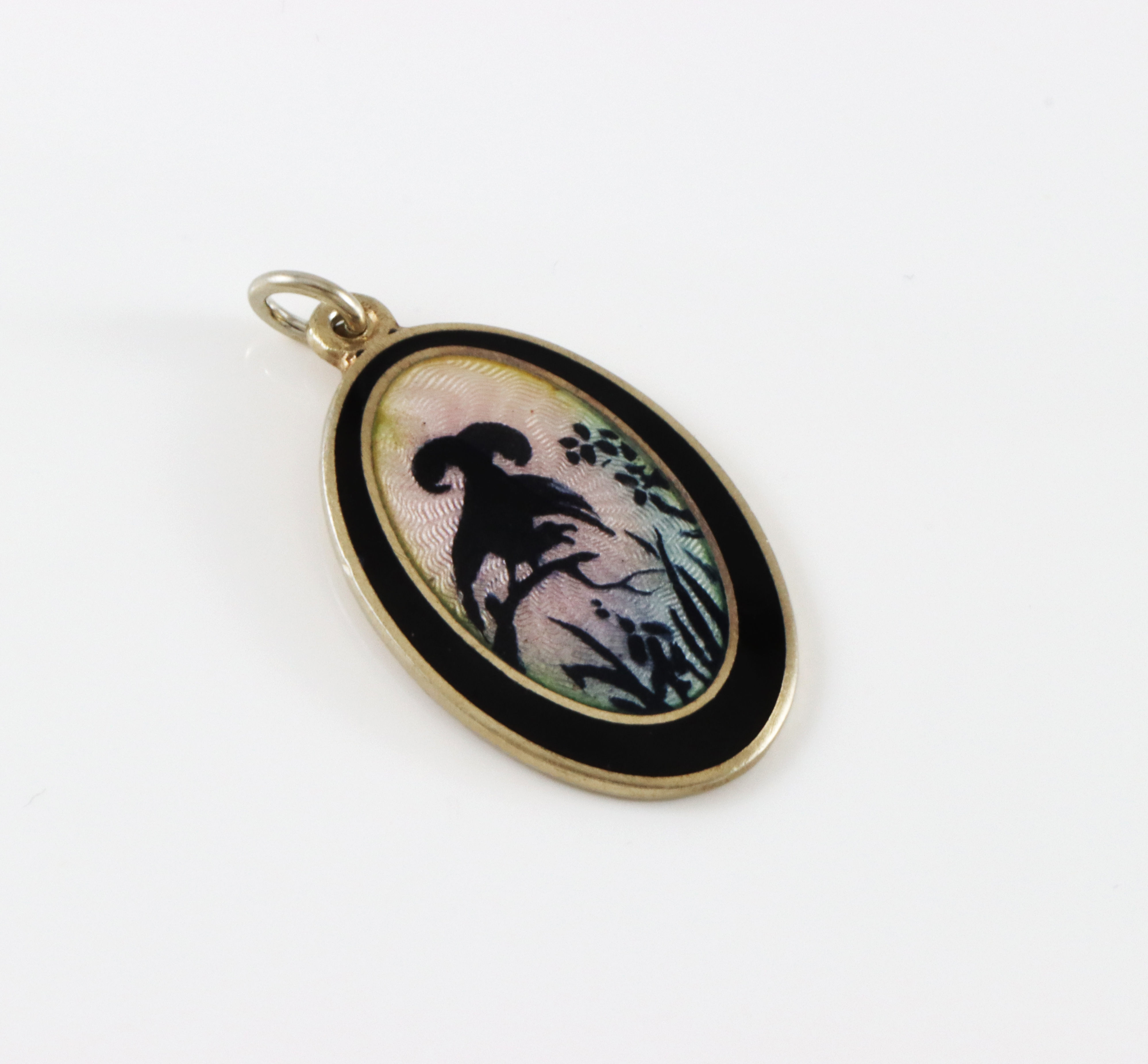 Emaljerte anheng i sølv.