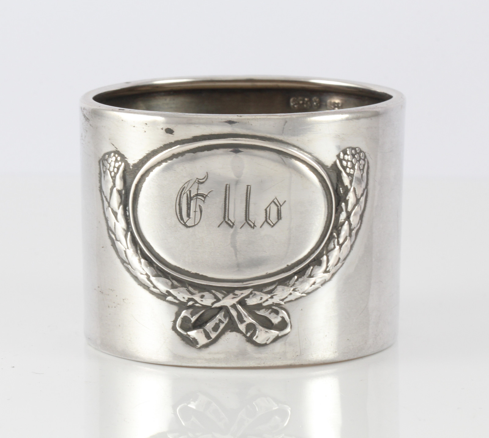 Graverte serviettringer i sølv