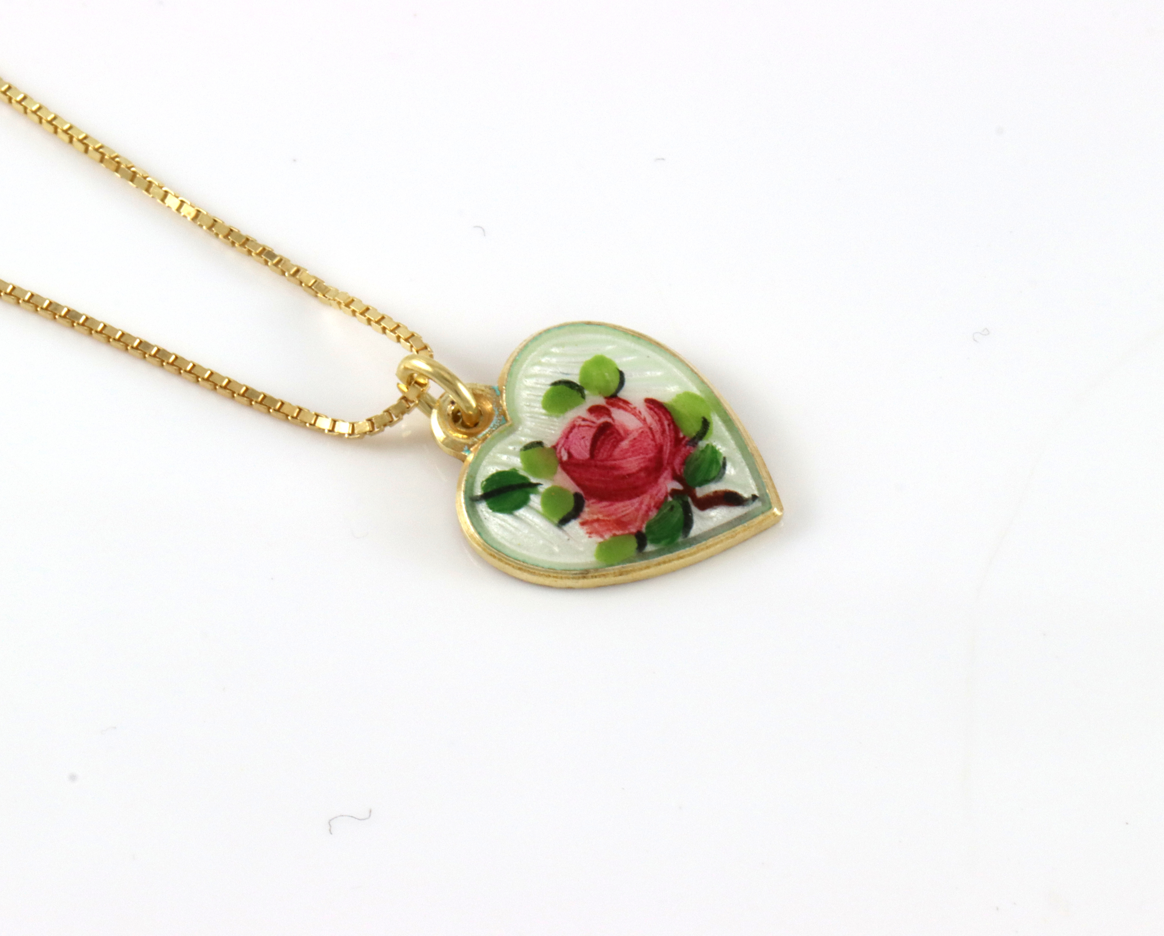 Emaljerte anheng i sølv