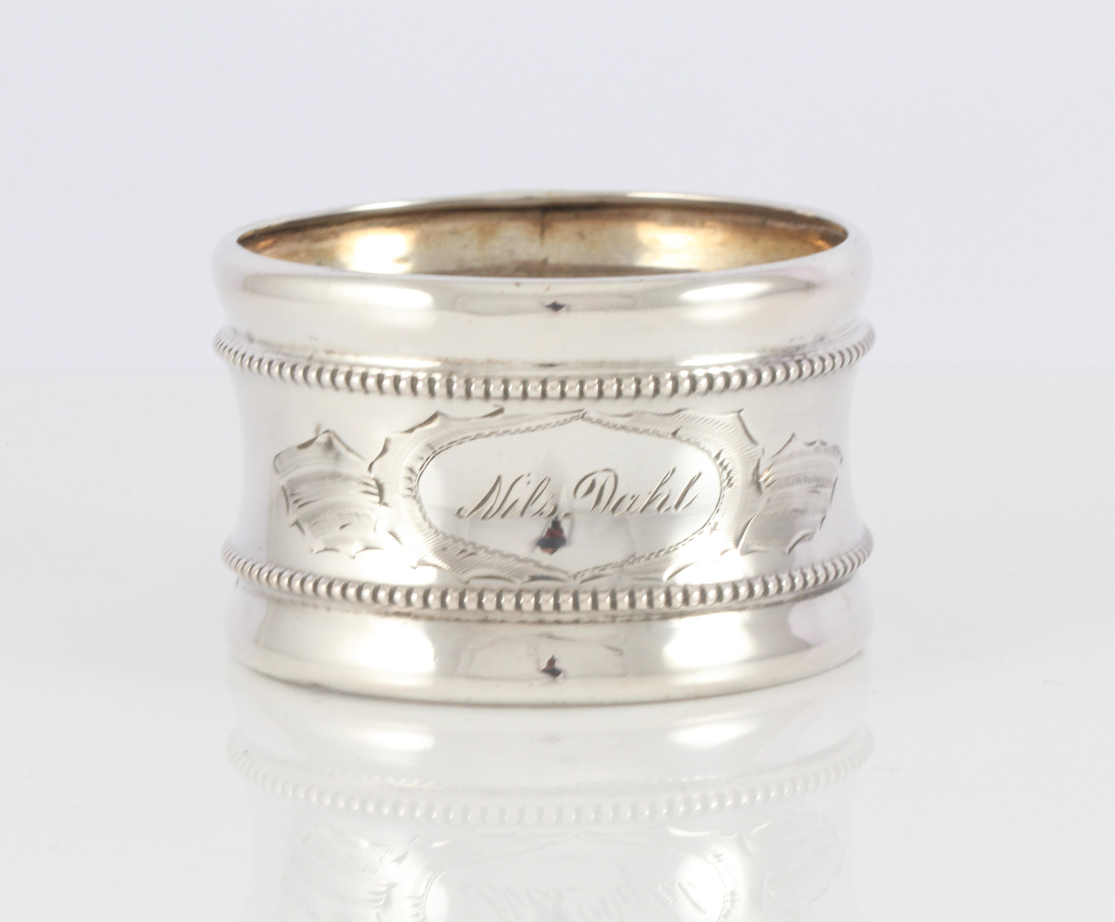 Graverte serviettringer i sølv