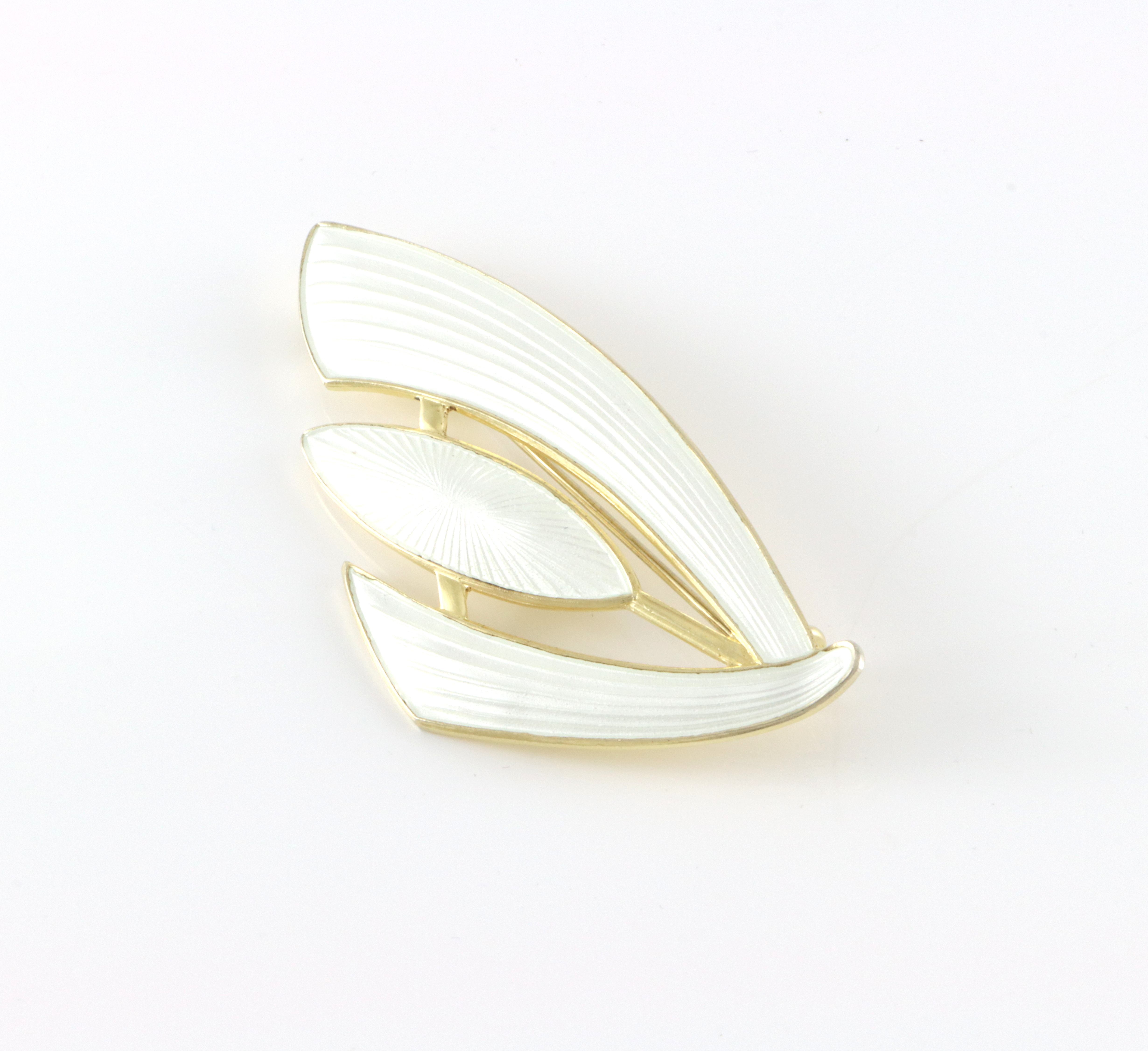 Emaljert brosje i sølv