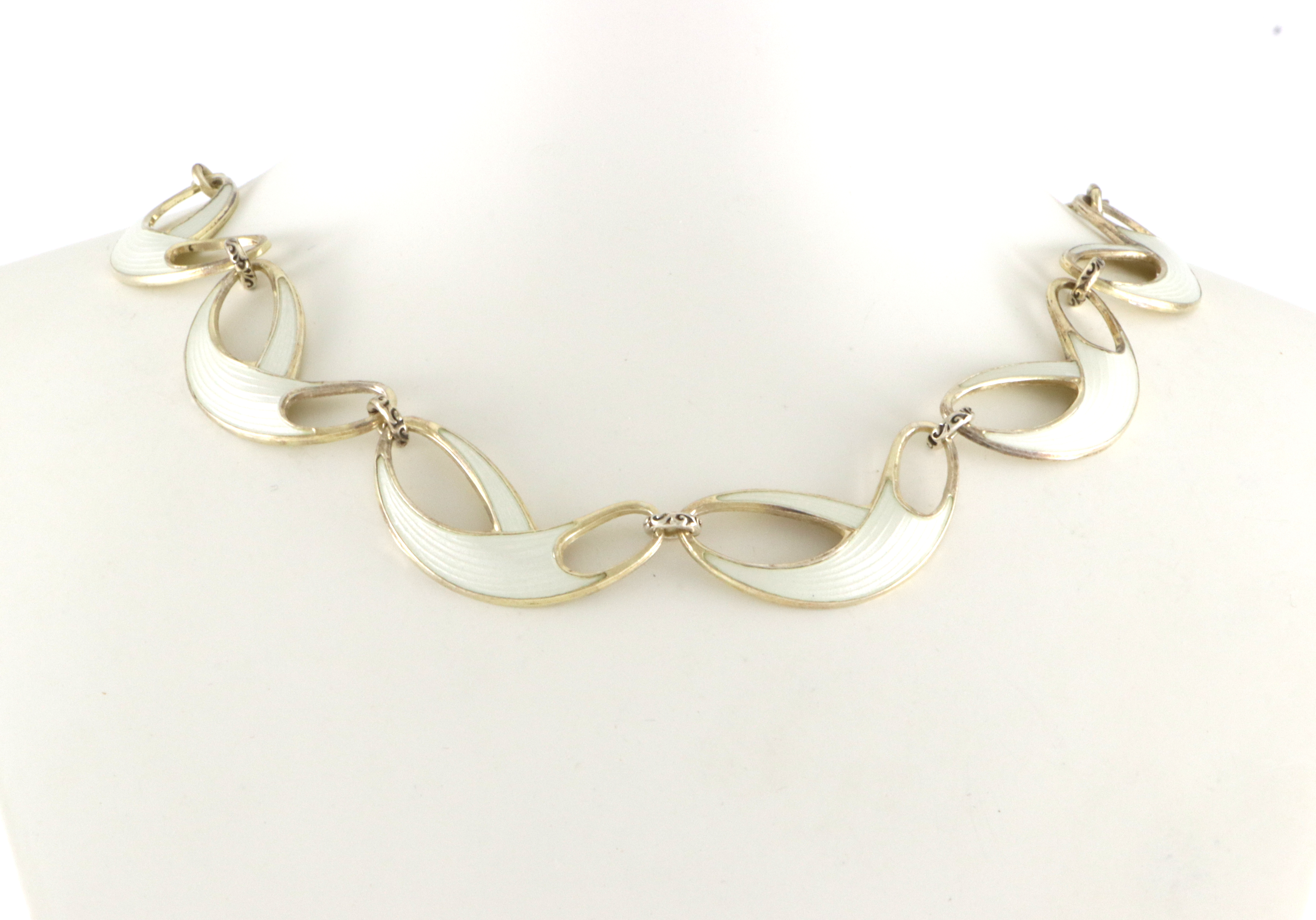 Emaljerte halskjeder i sølv