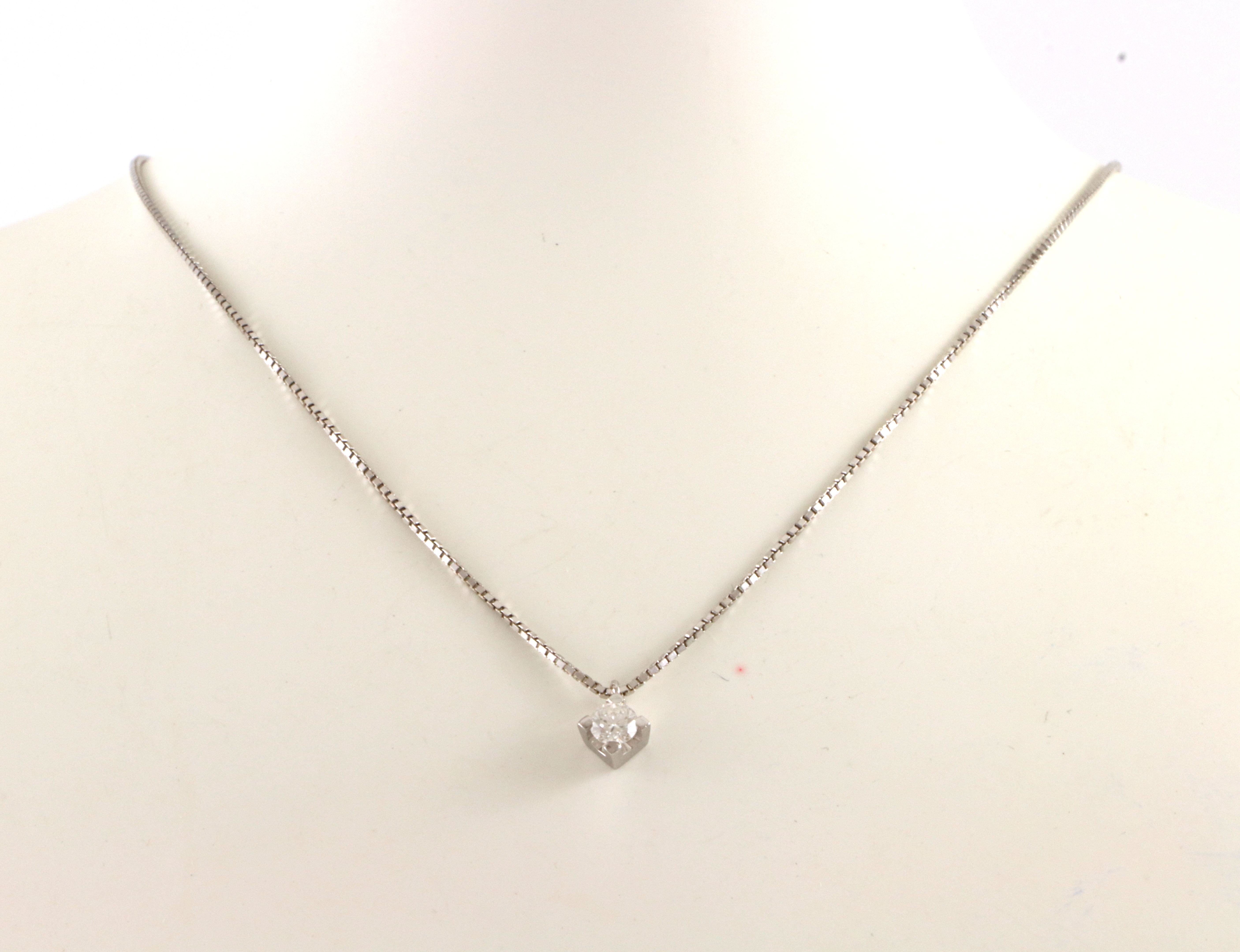 Halssmykke med enstens diamantanheng. Ca 0,20 ct