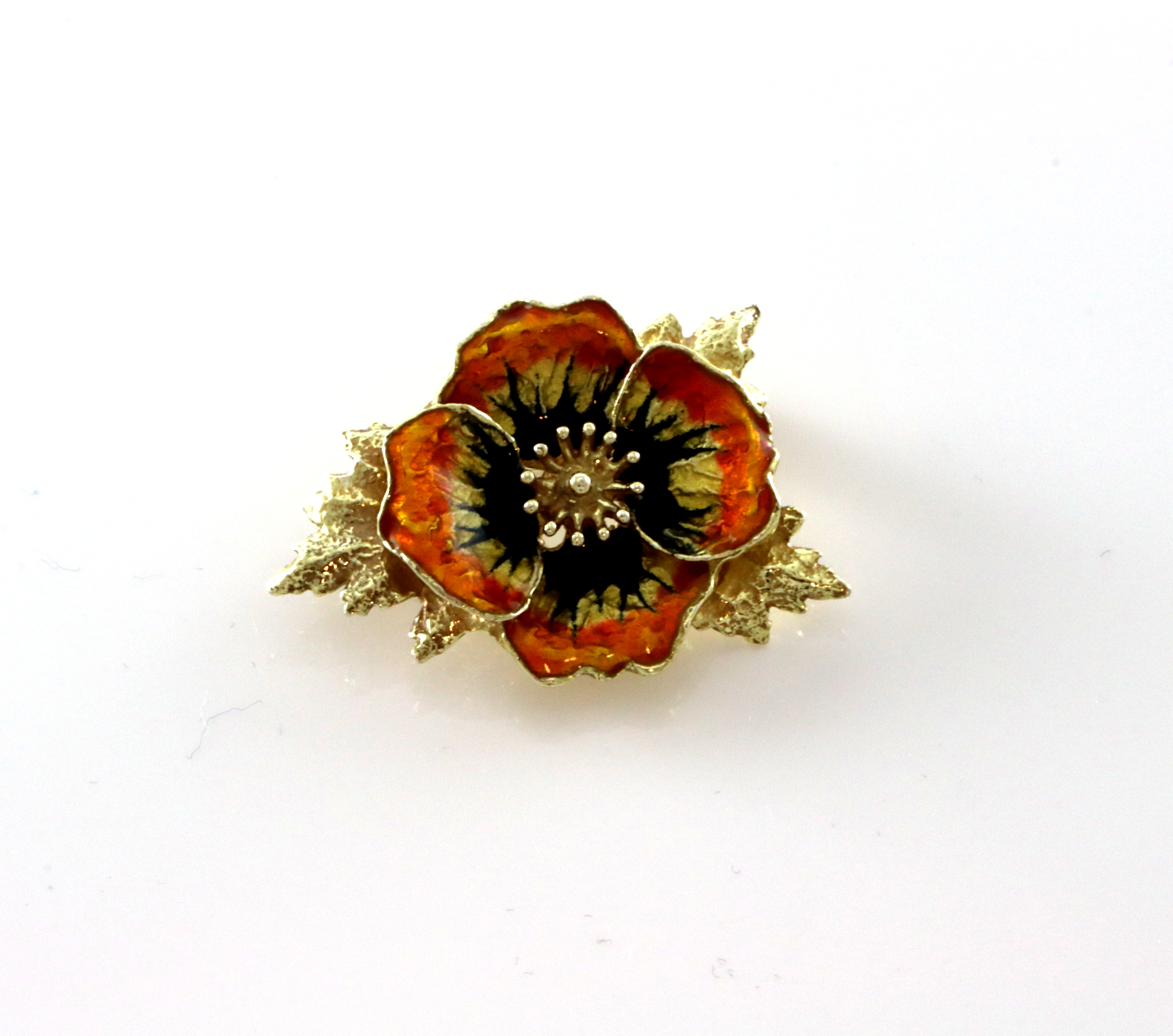 Emaljert brosje i sølv