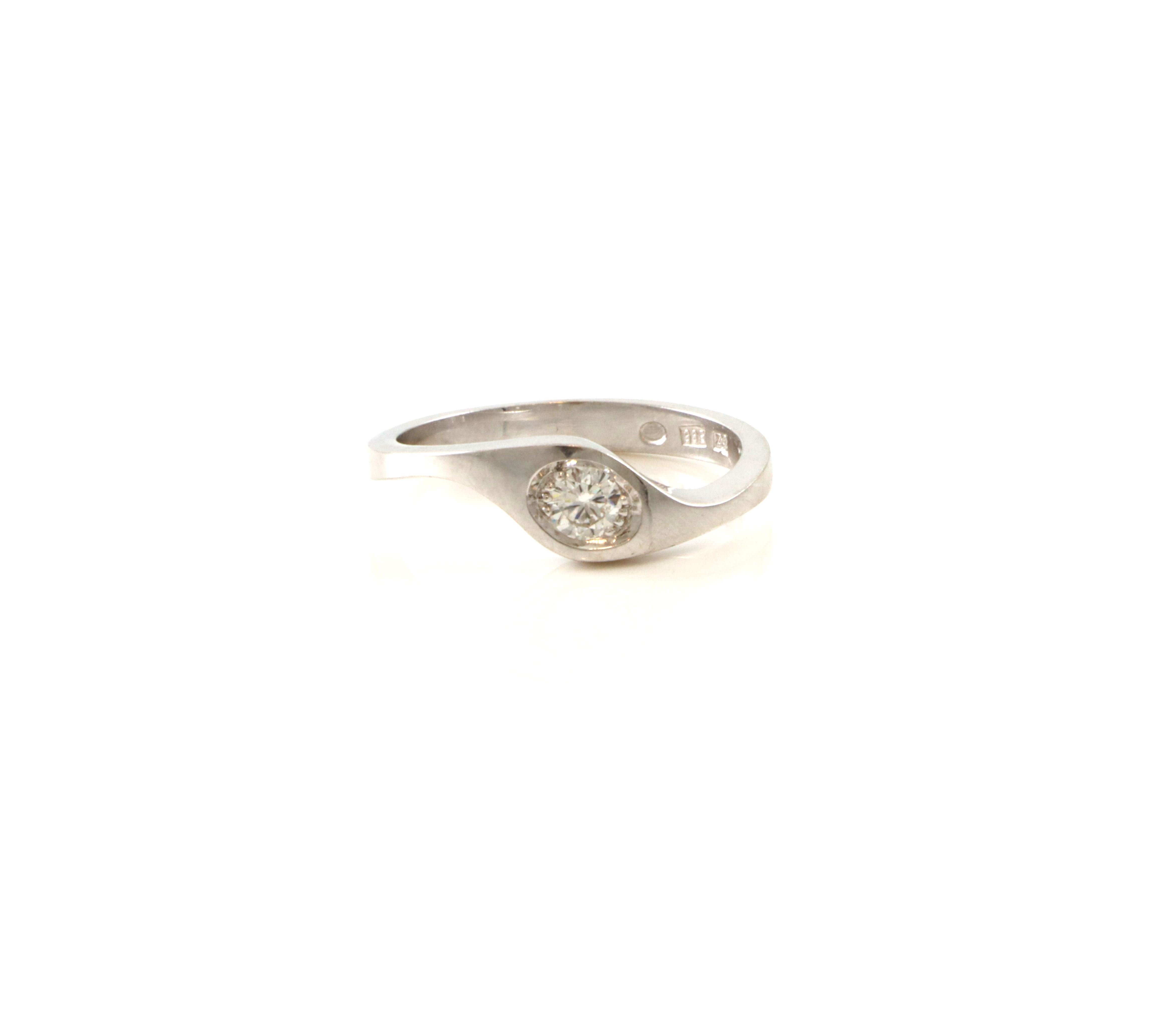 Pen ring med diamant på rundt 0,30 ct