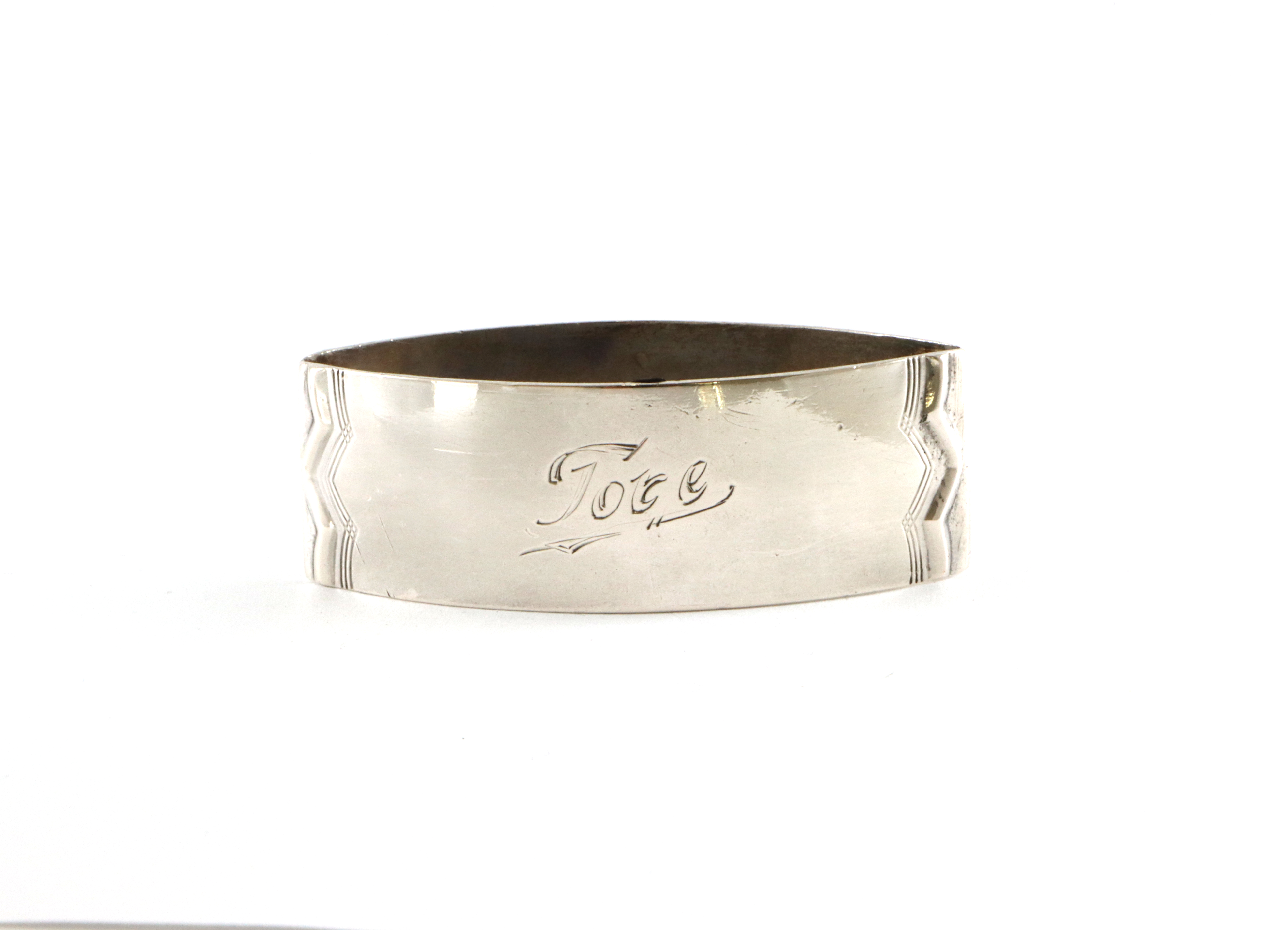 Graverte serviettringer i sølv