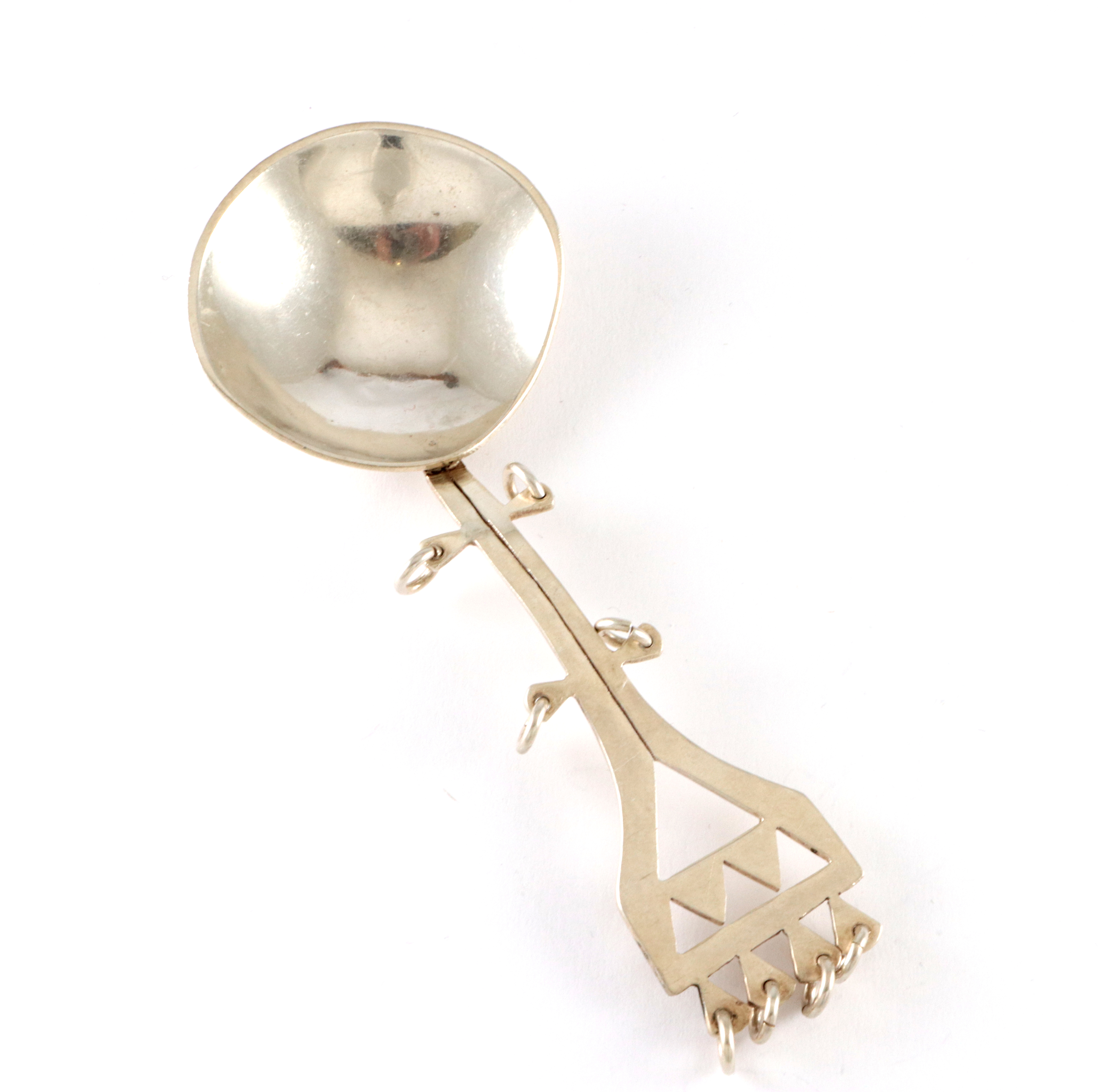 Samiskinpirert skje i sølv, produsert av Juhls.