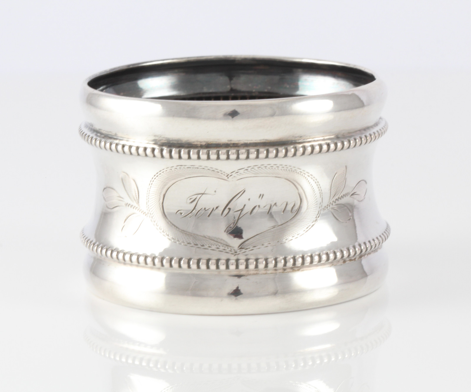 Graverte serviettringer i sølv