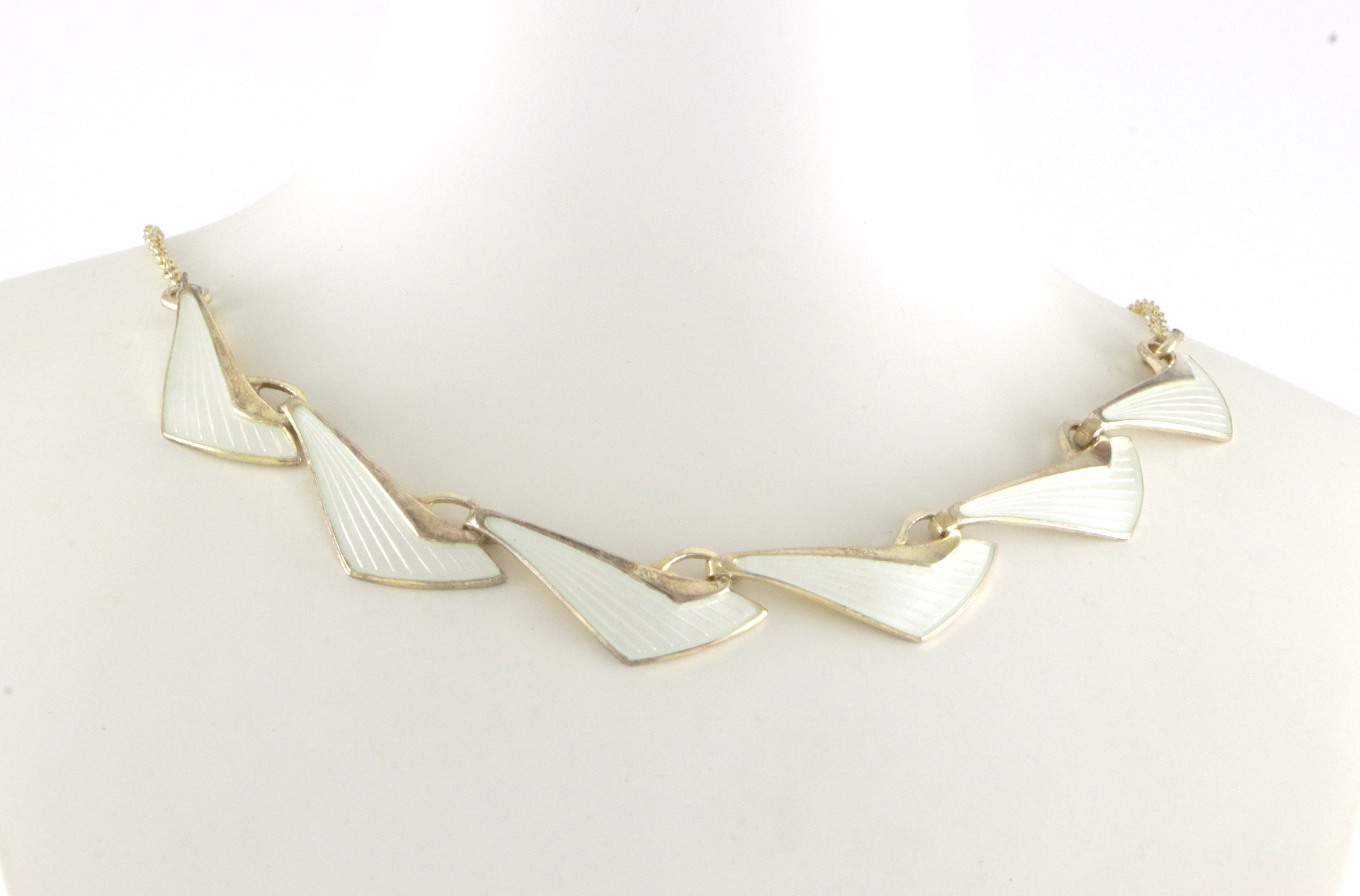 Emaljerte halskjeder i sølv