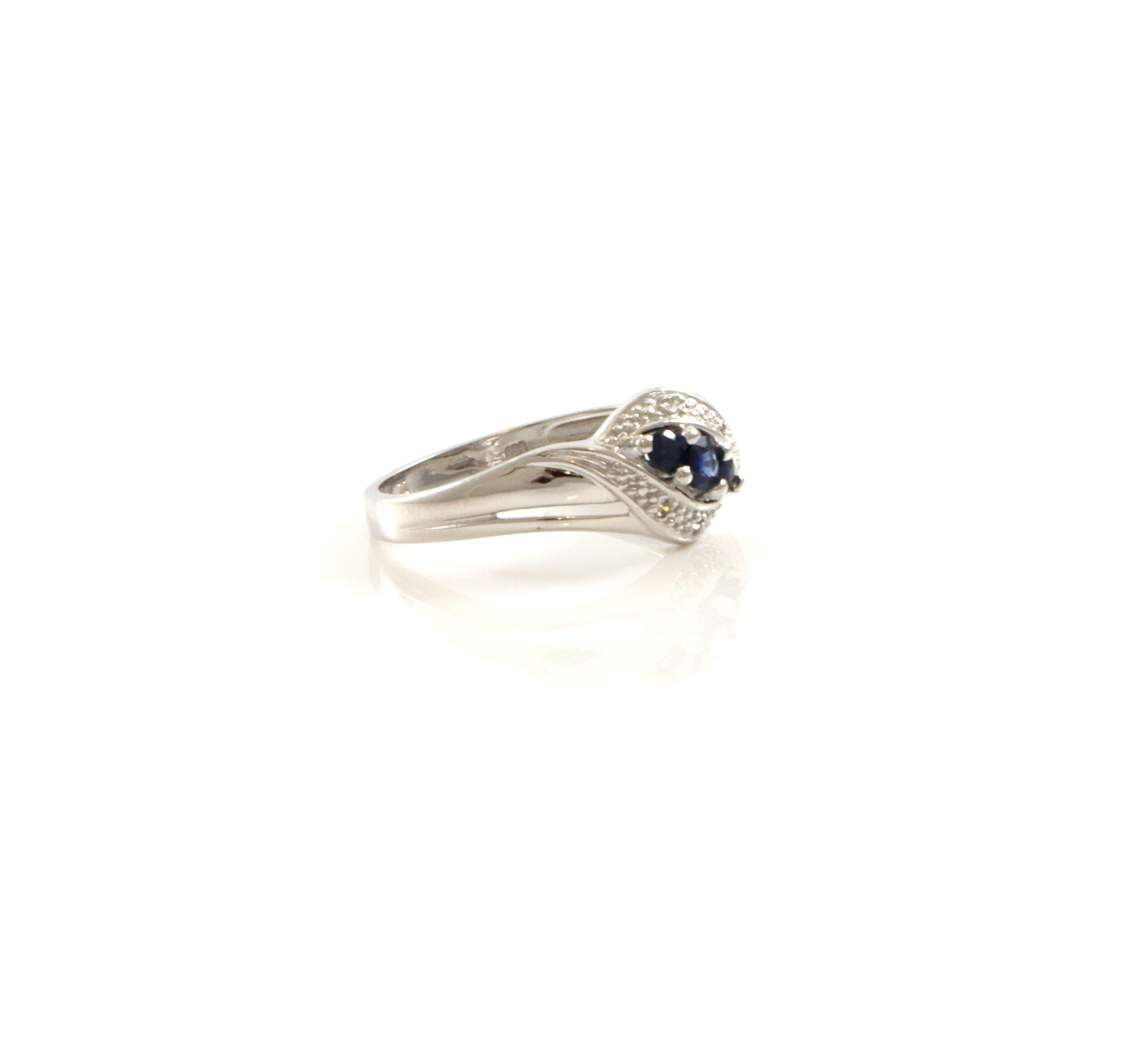 Ring med små safirer og diamantstrø. 0,03 ct W/P