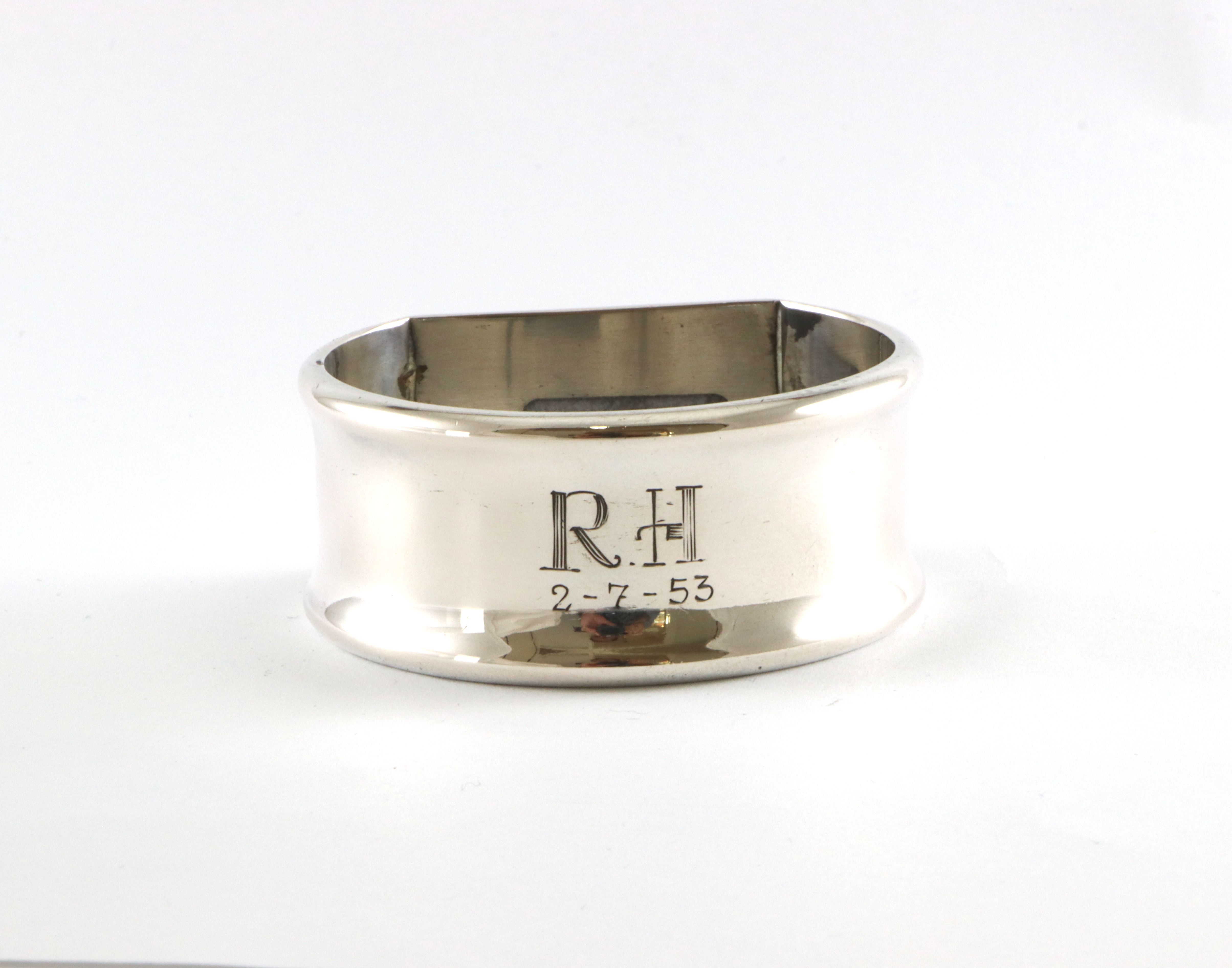 Graverte serviettringer i sølv