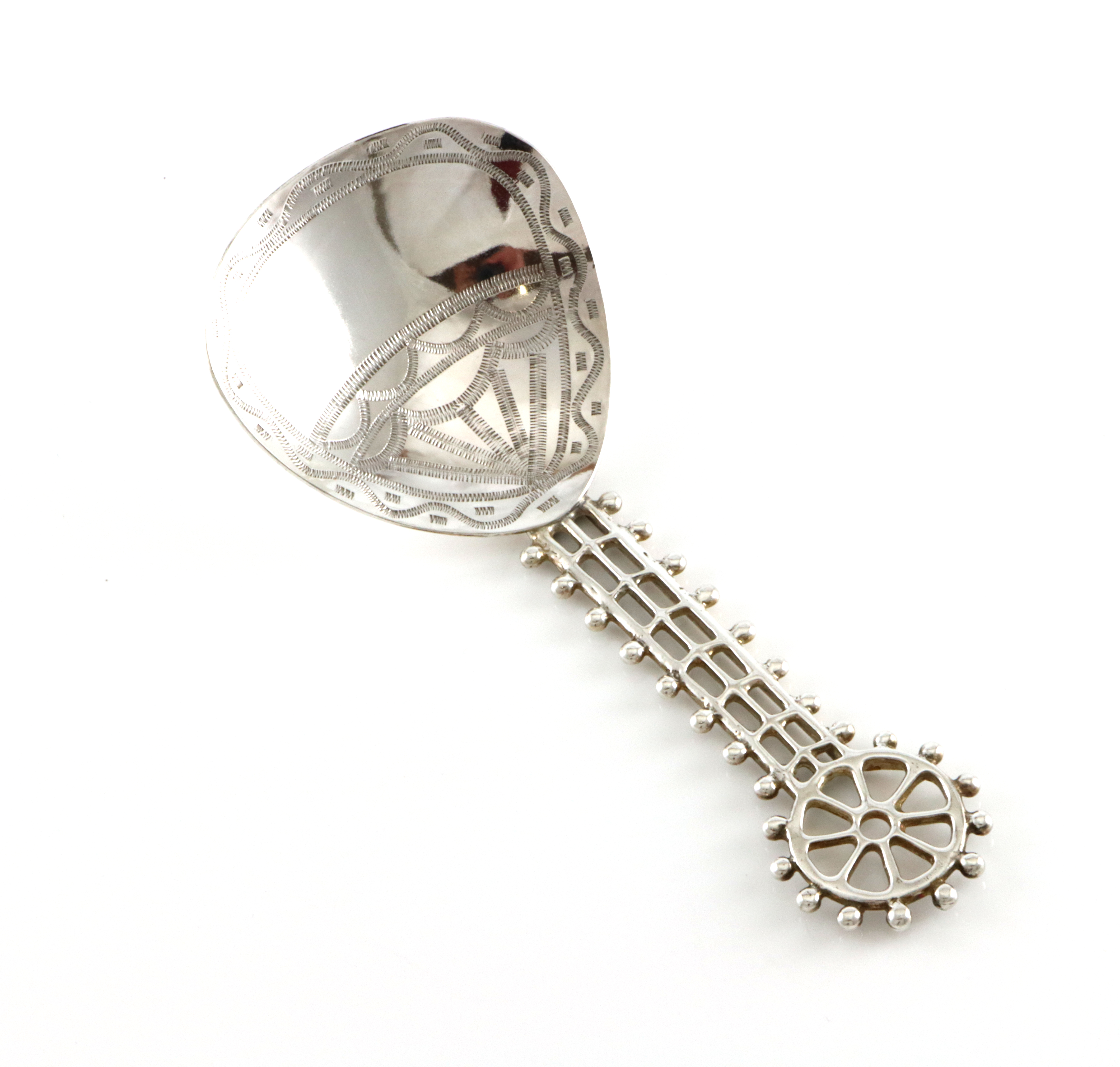 Samiskinpirert skje i sølv, produsert av Juhls.