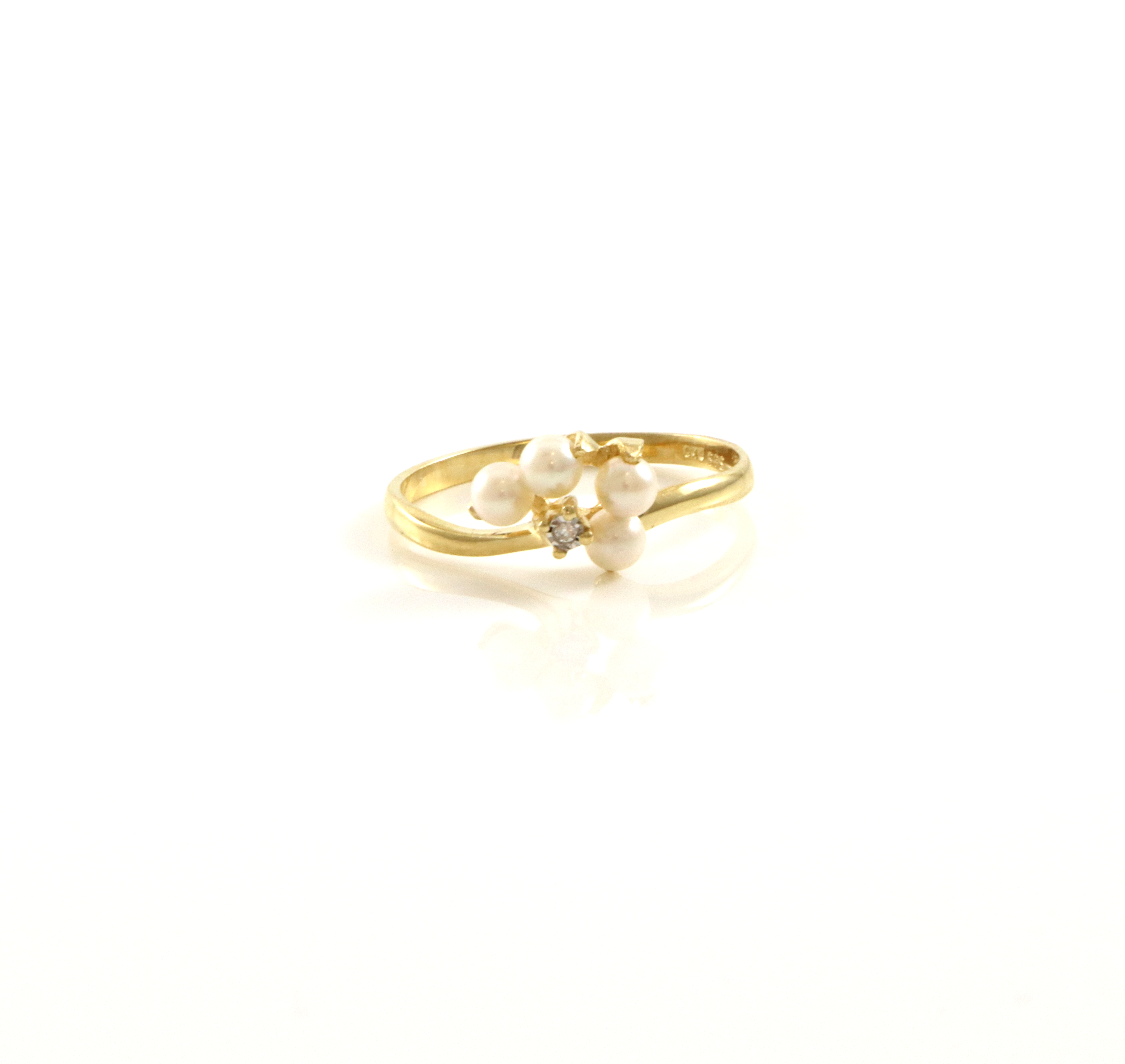 Ring med perler og en liten diamant. Stemplet OXO (H.C.Østrem)