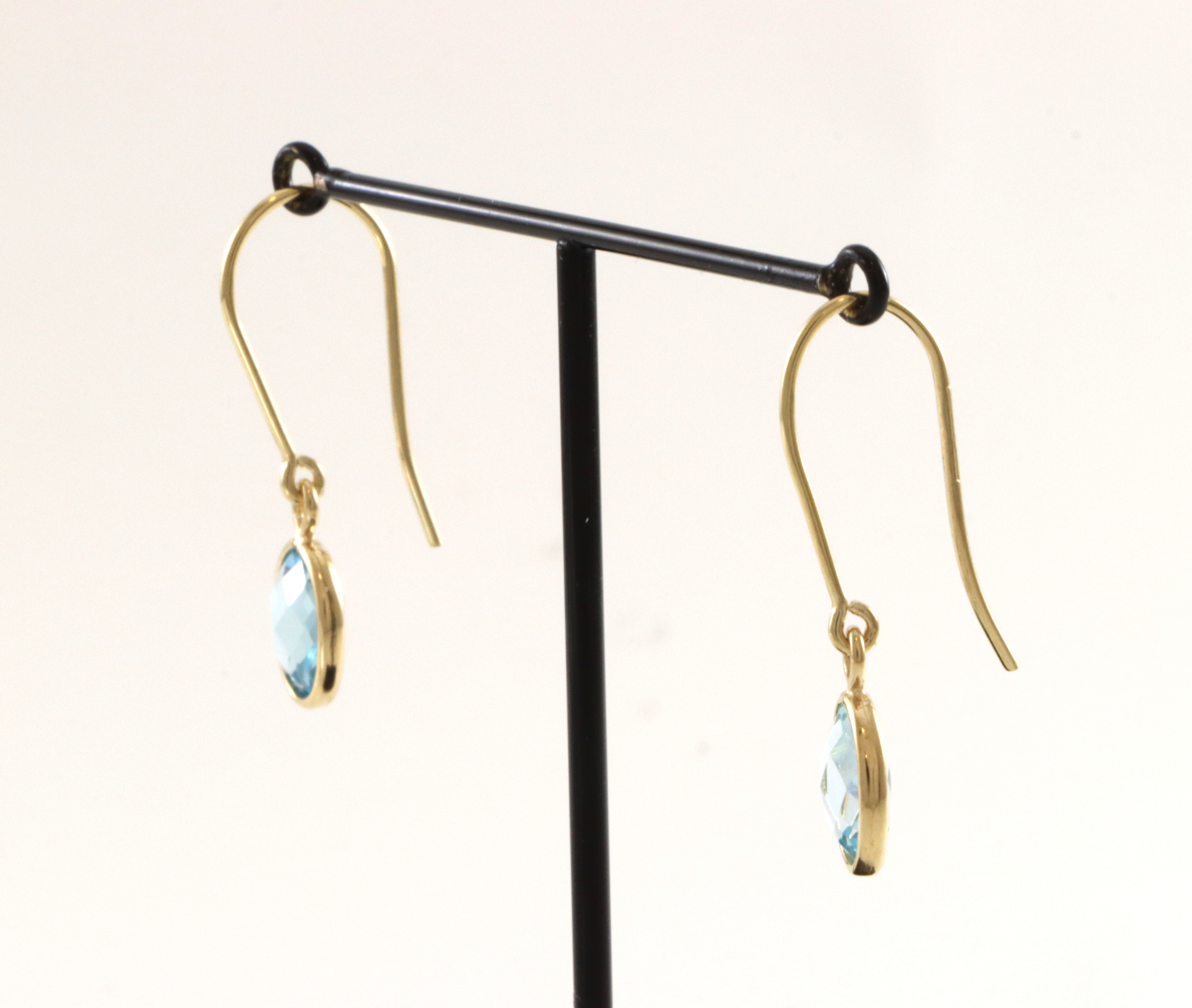 Moderne øredobber med lyseblå stein. Homstvedt, Bergen