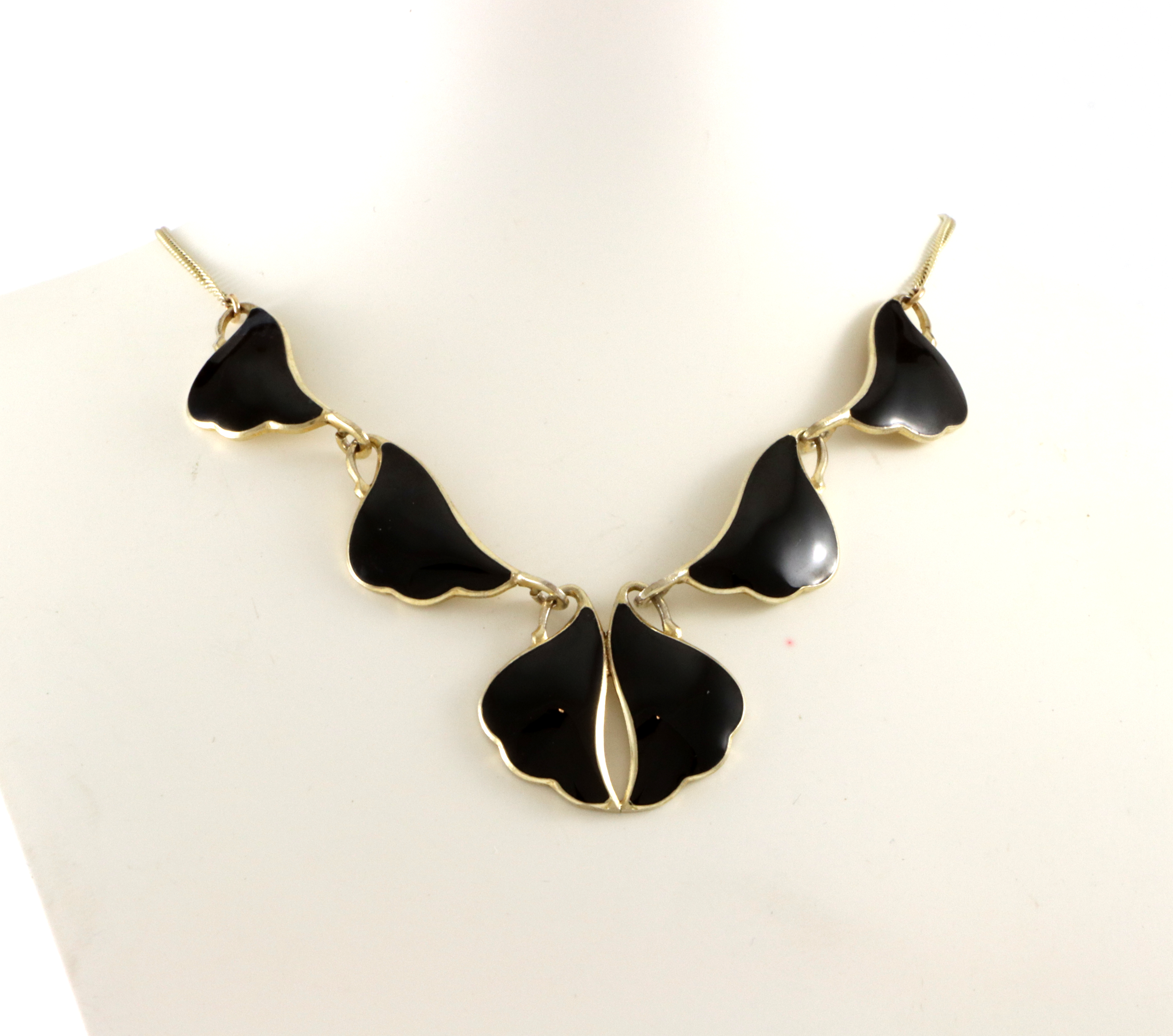 Emaljerte halskjeder i sølv