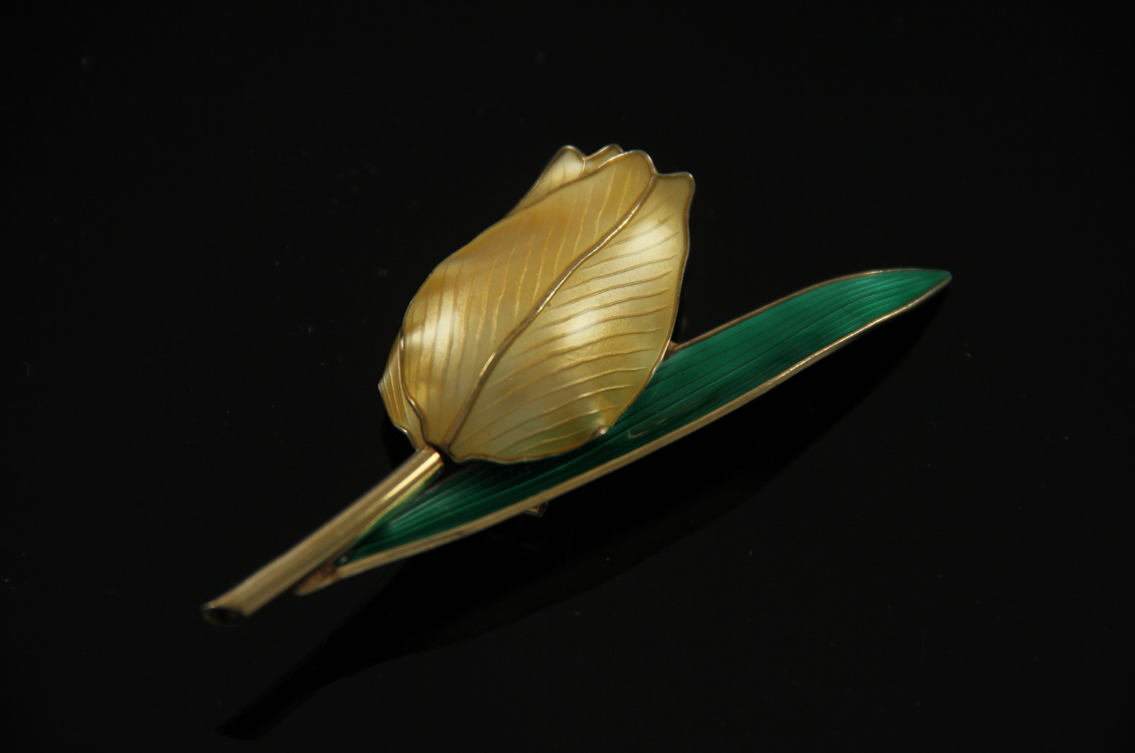 Emaljert brosje i sølv