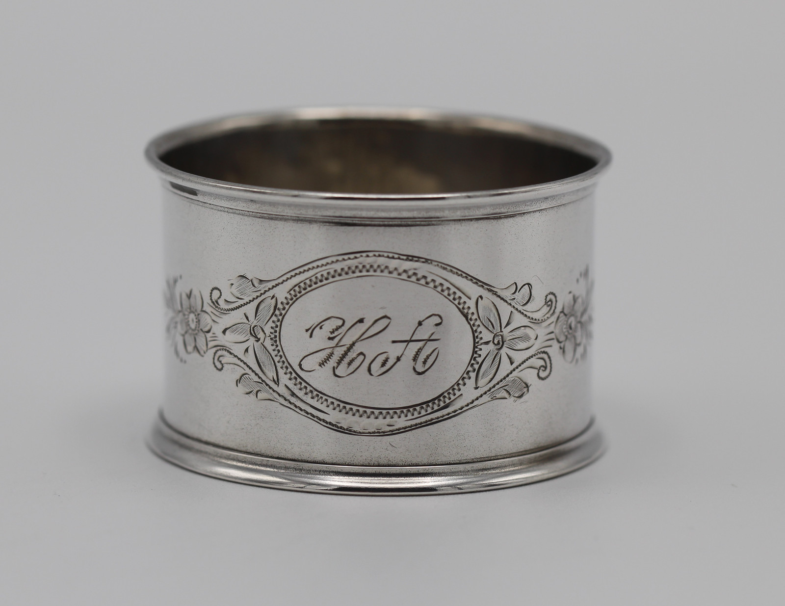 Graverte serviettringer i sølv