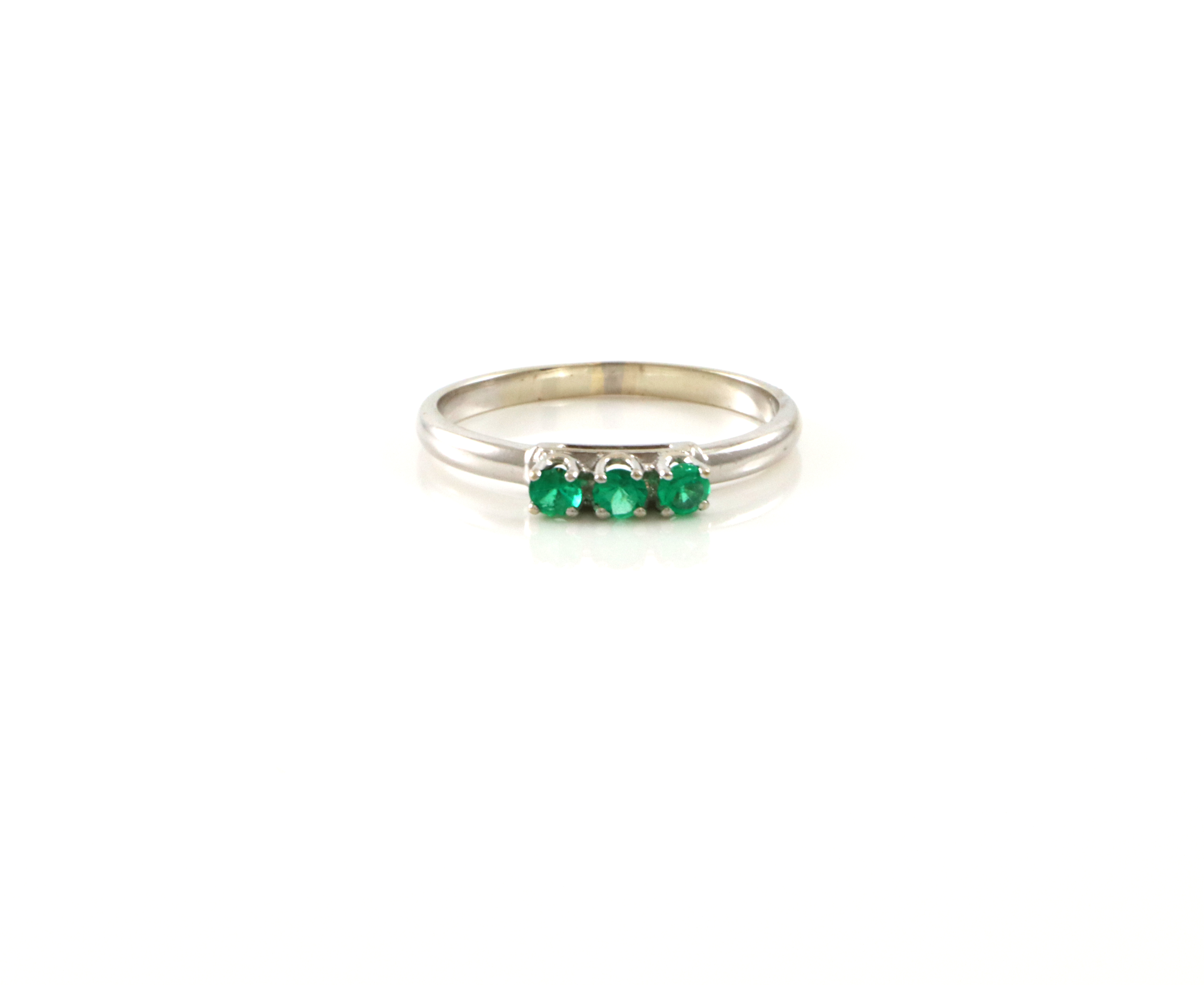 Moderne ring med grønne steiner