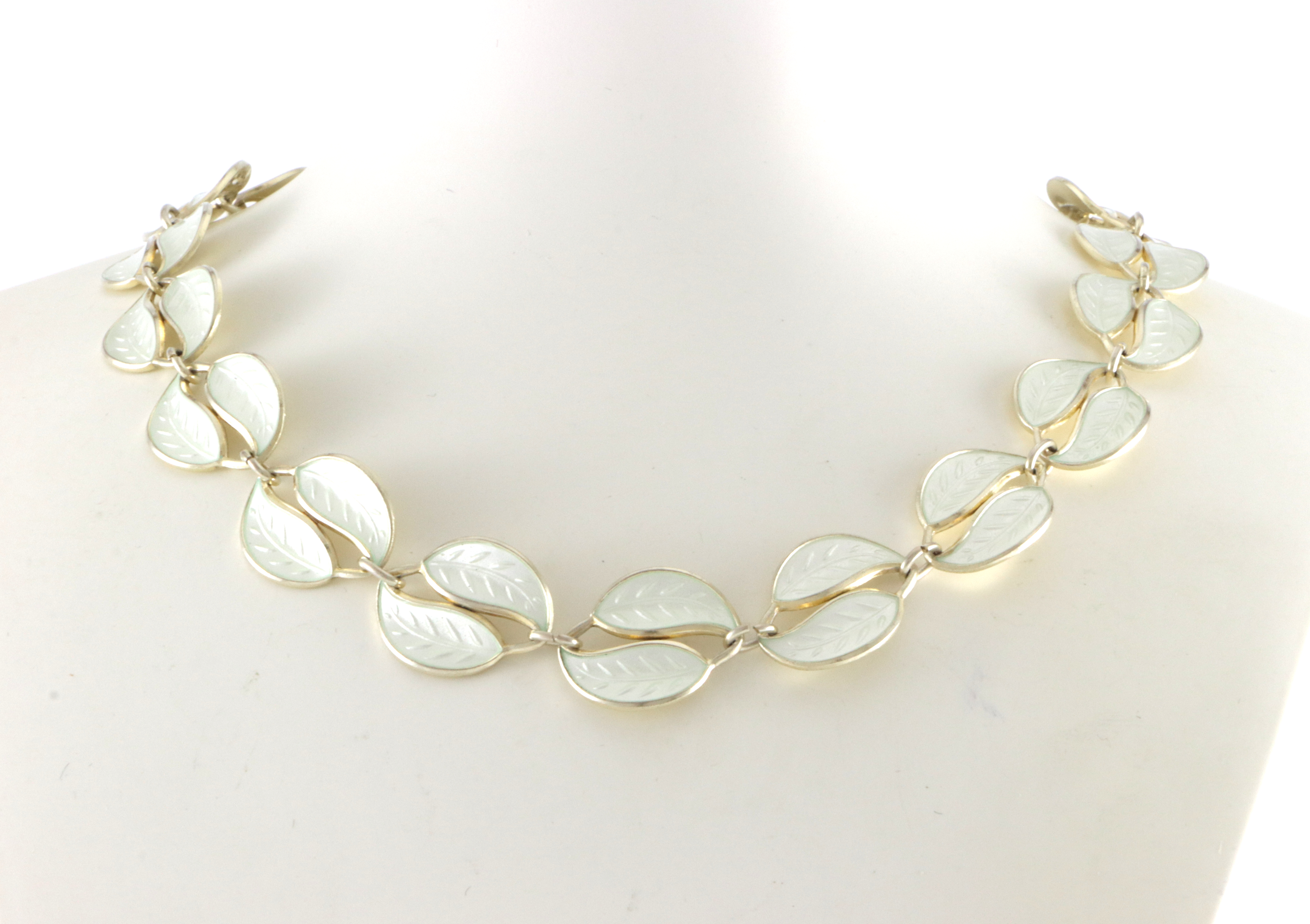 Emaljerte halskjeder i sølv