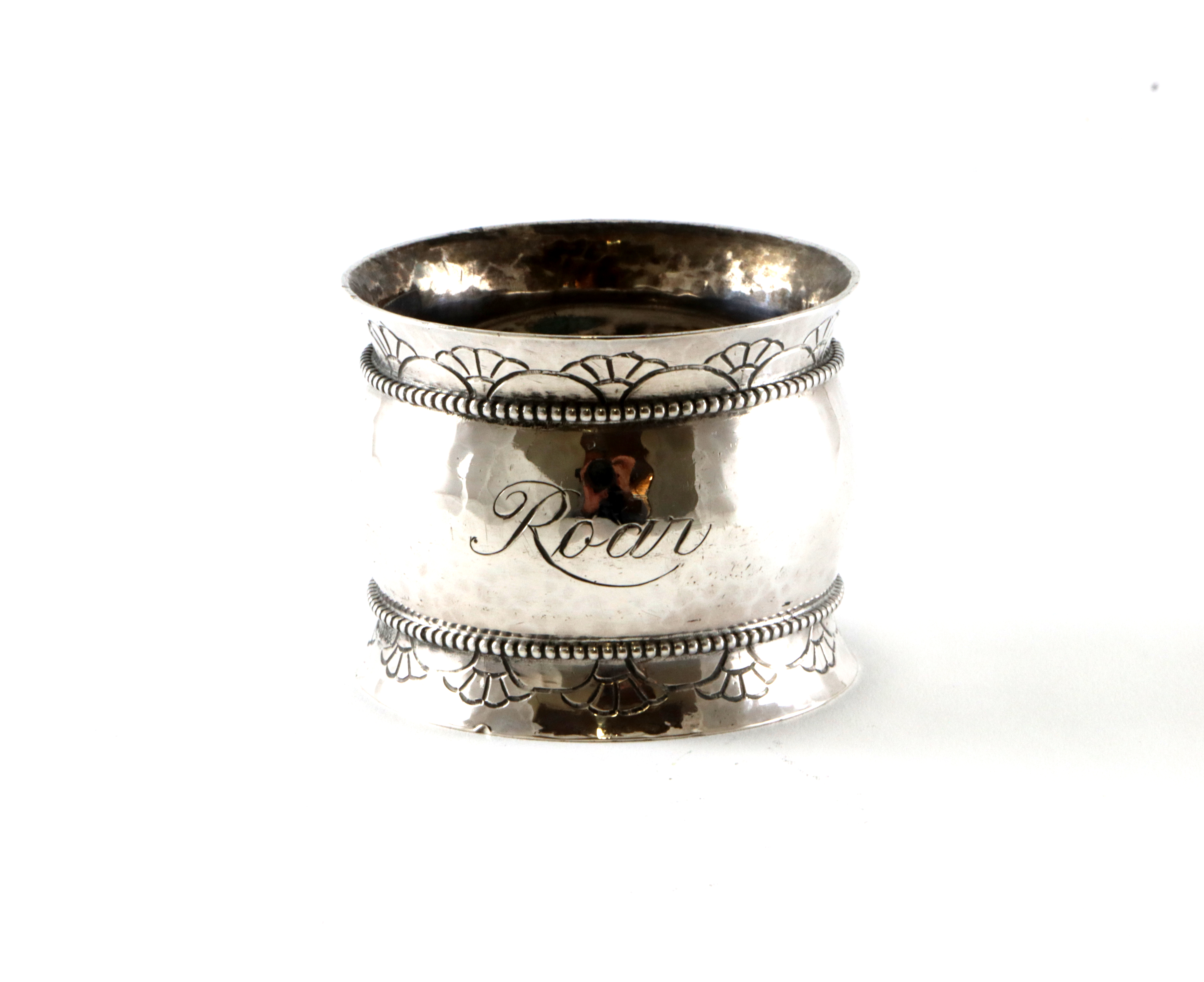 Graverte serviettringer i sølv