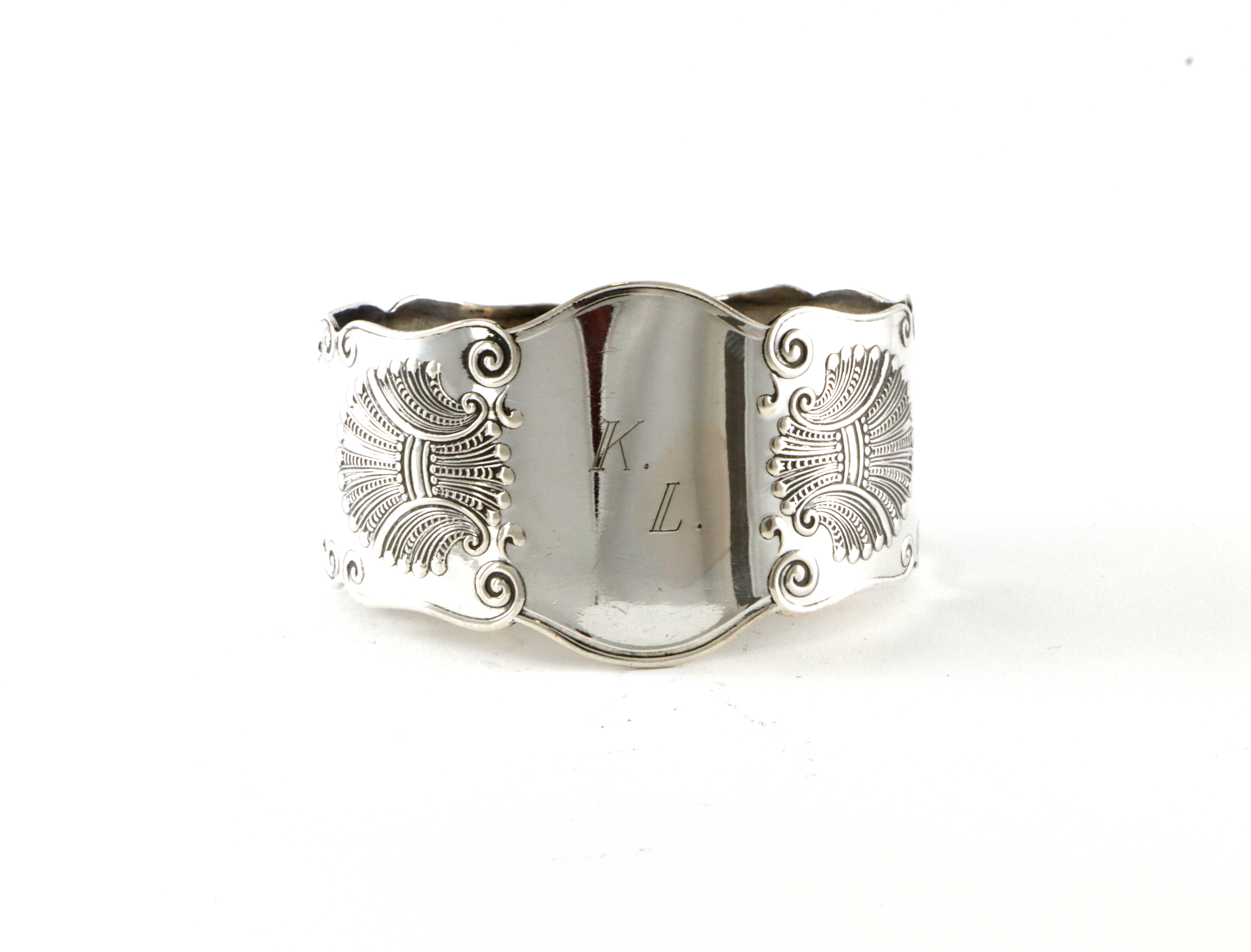 Graverte serviettringer i sølv