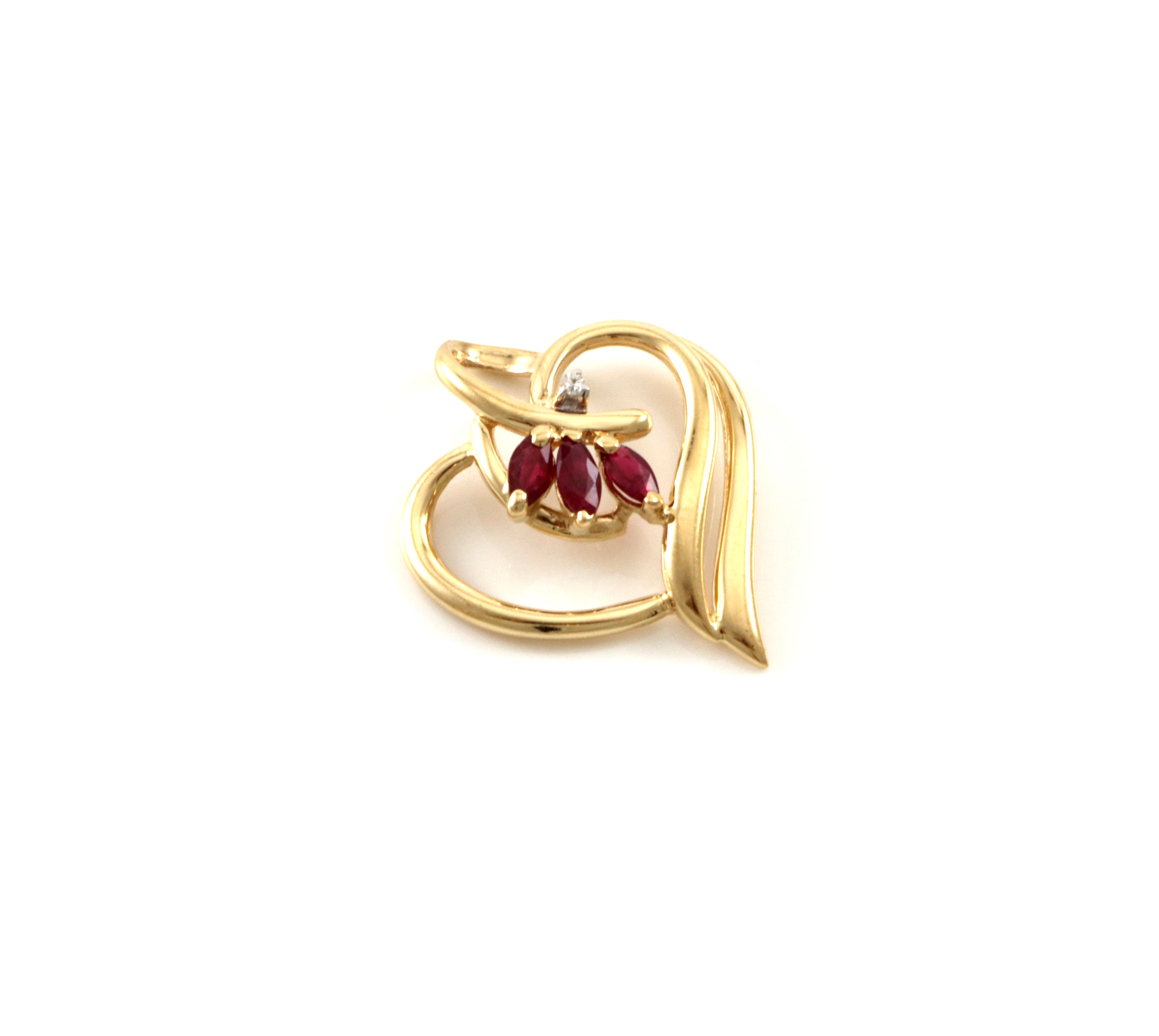 Variant av hjerte. Med rubiner og liten diamant. Anheng