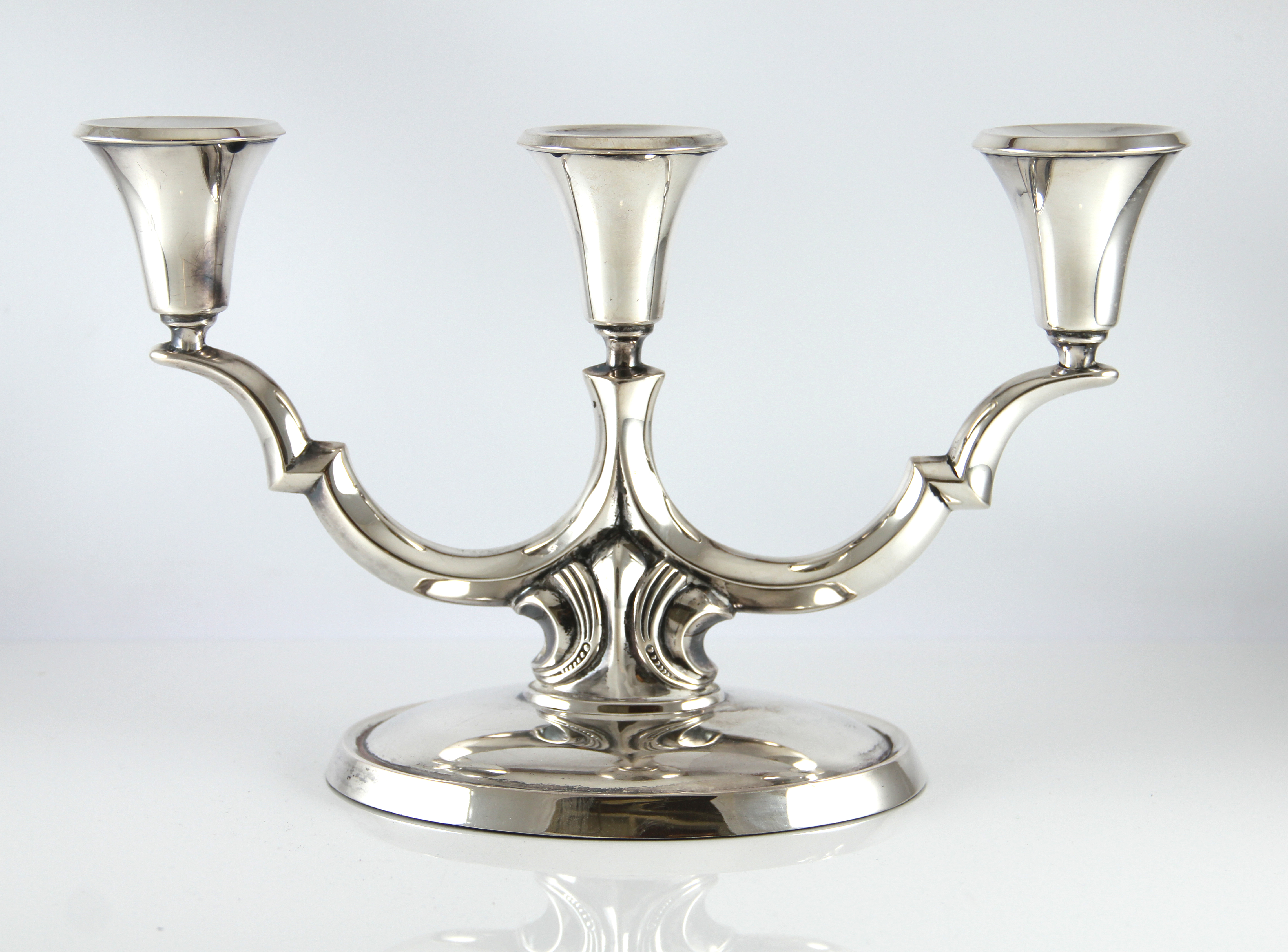 Trearmet kandelaber i 830 sølv.