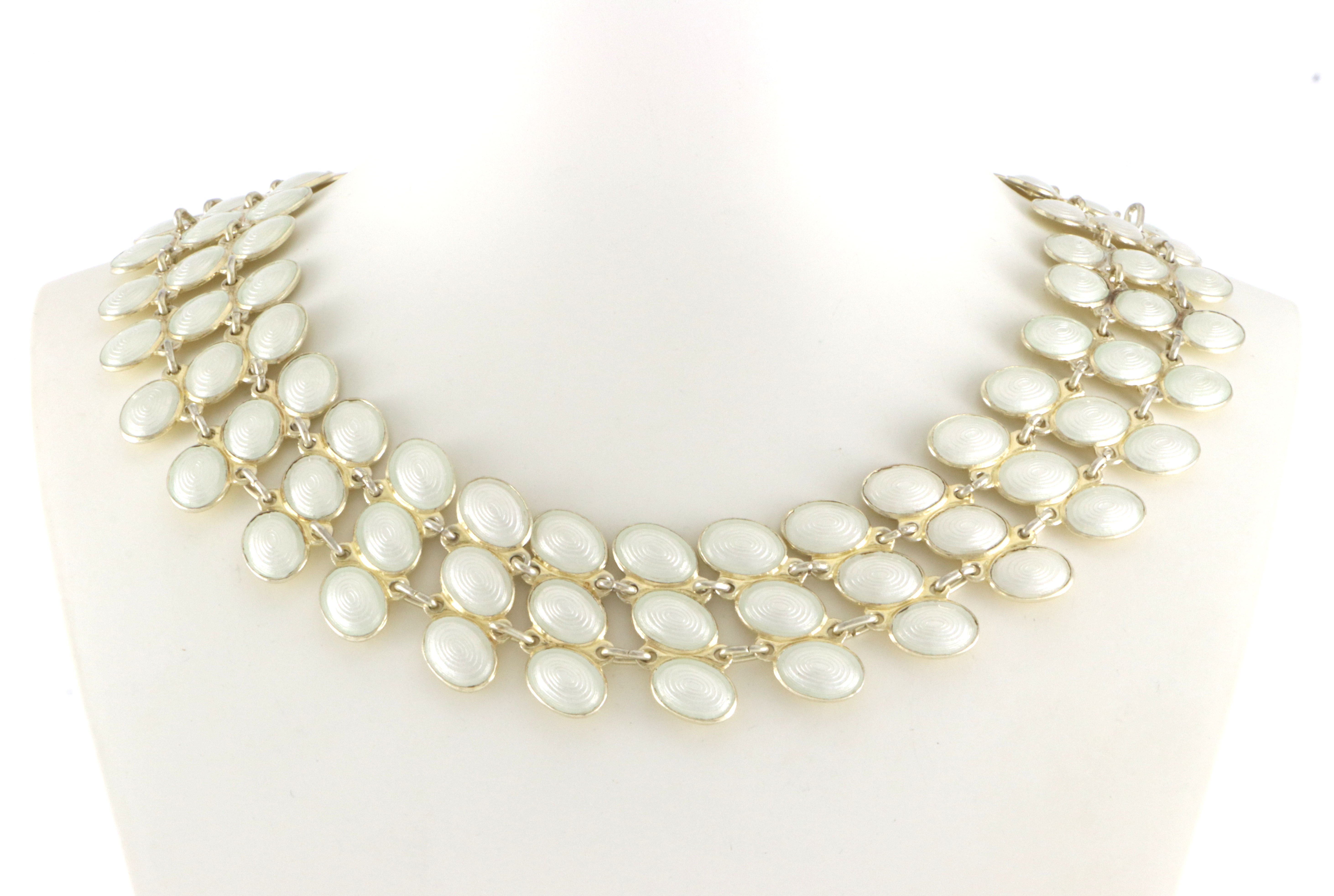 Lekkert collier i 925 sølv og emalje