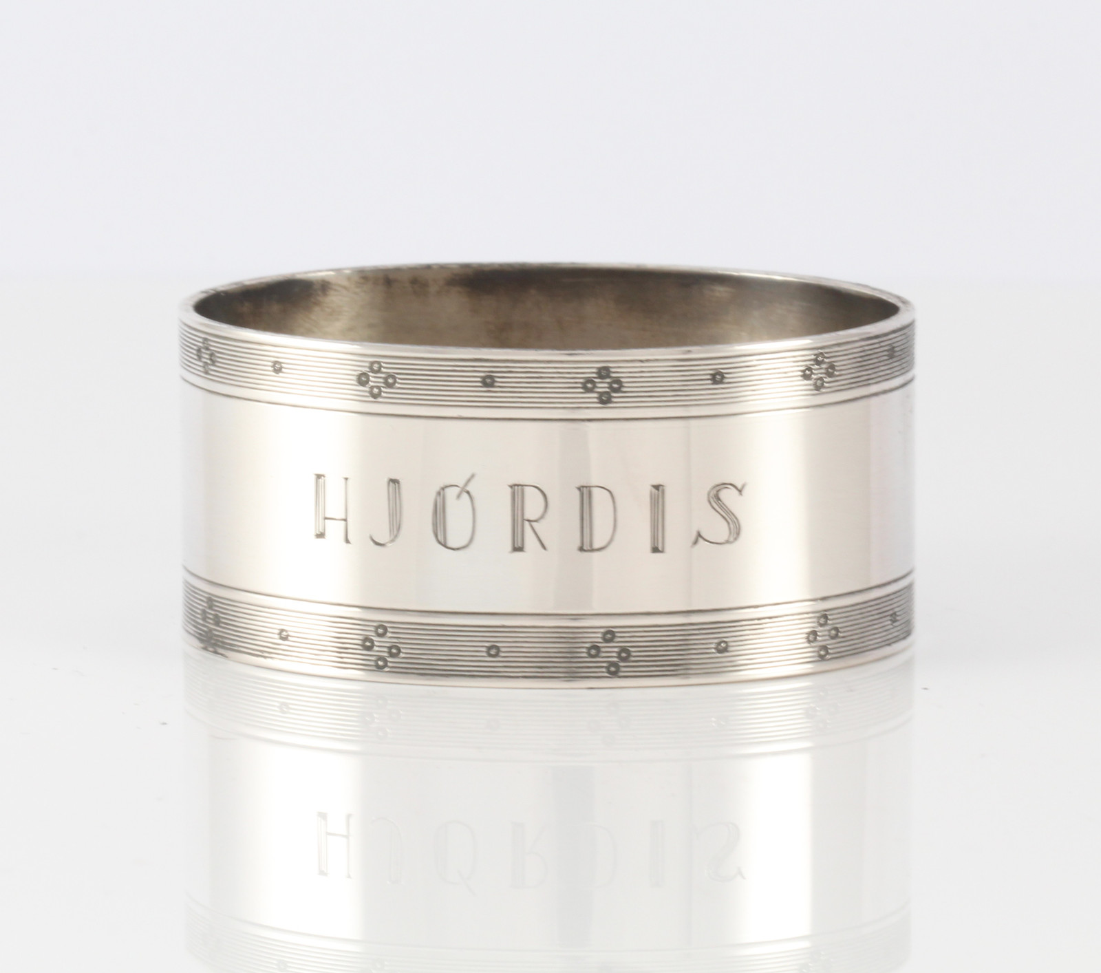 Graverte serviettringer i sølv