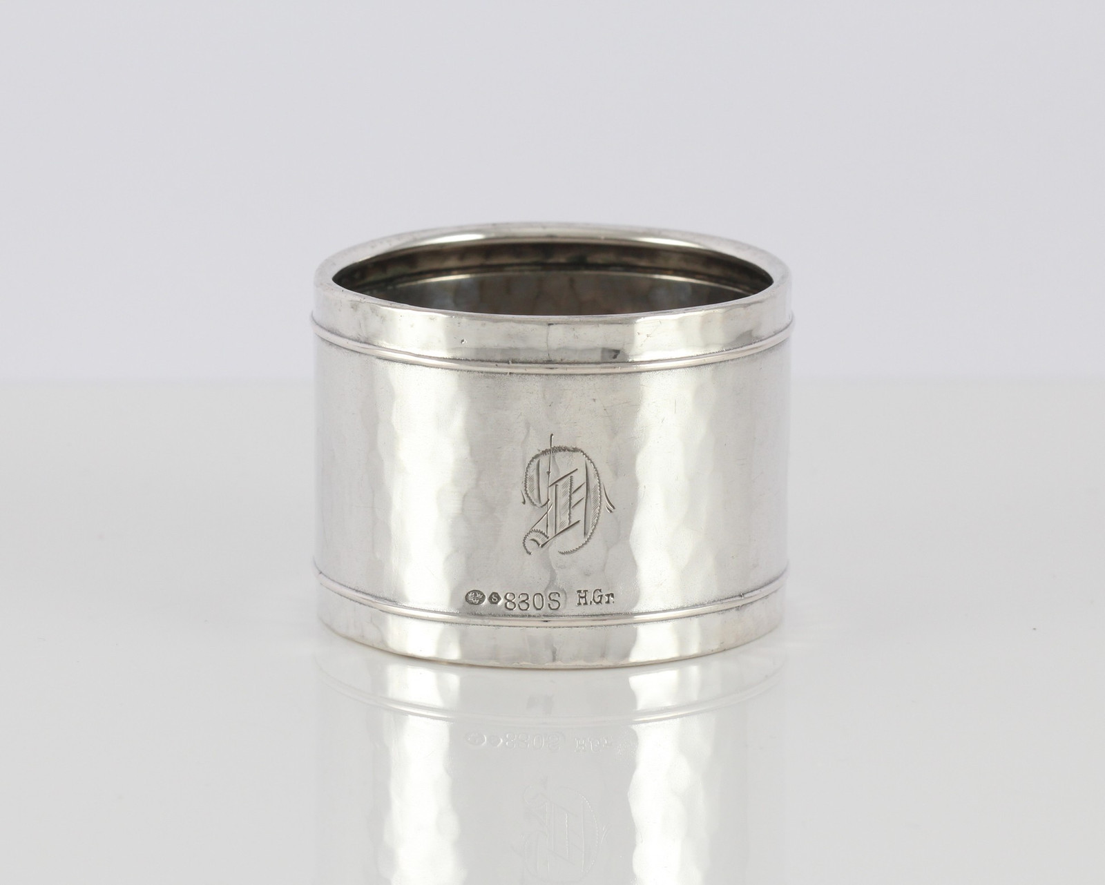 Graverte serviettringer i sølv