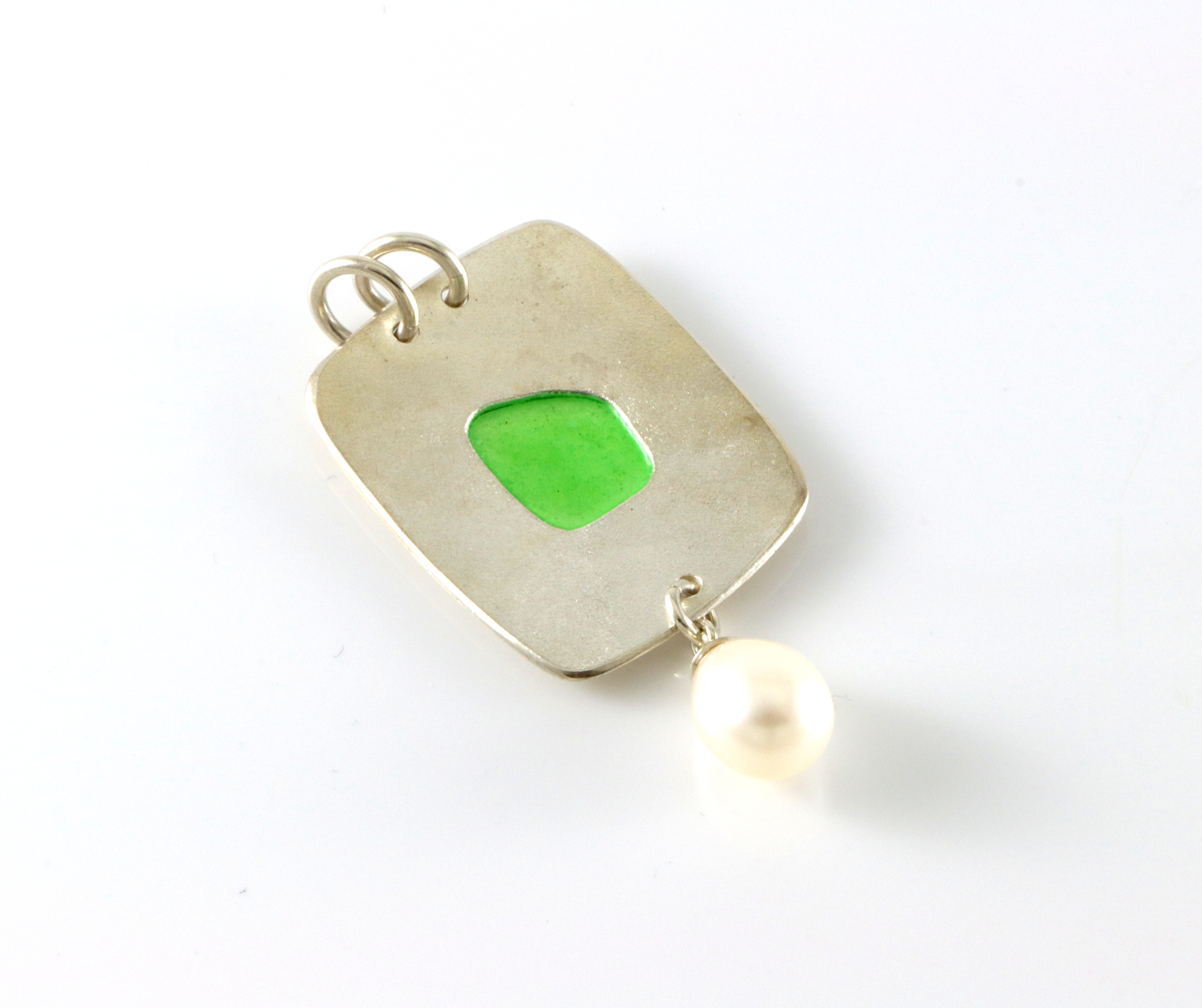 Emaljerte anheng i sølv