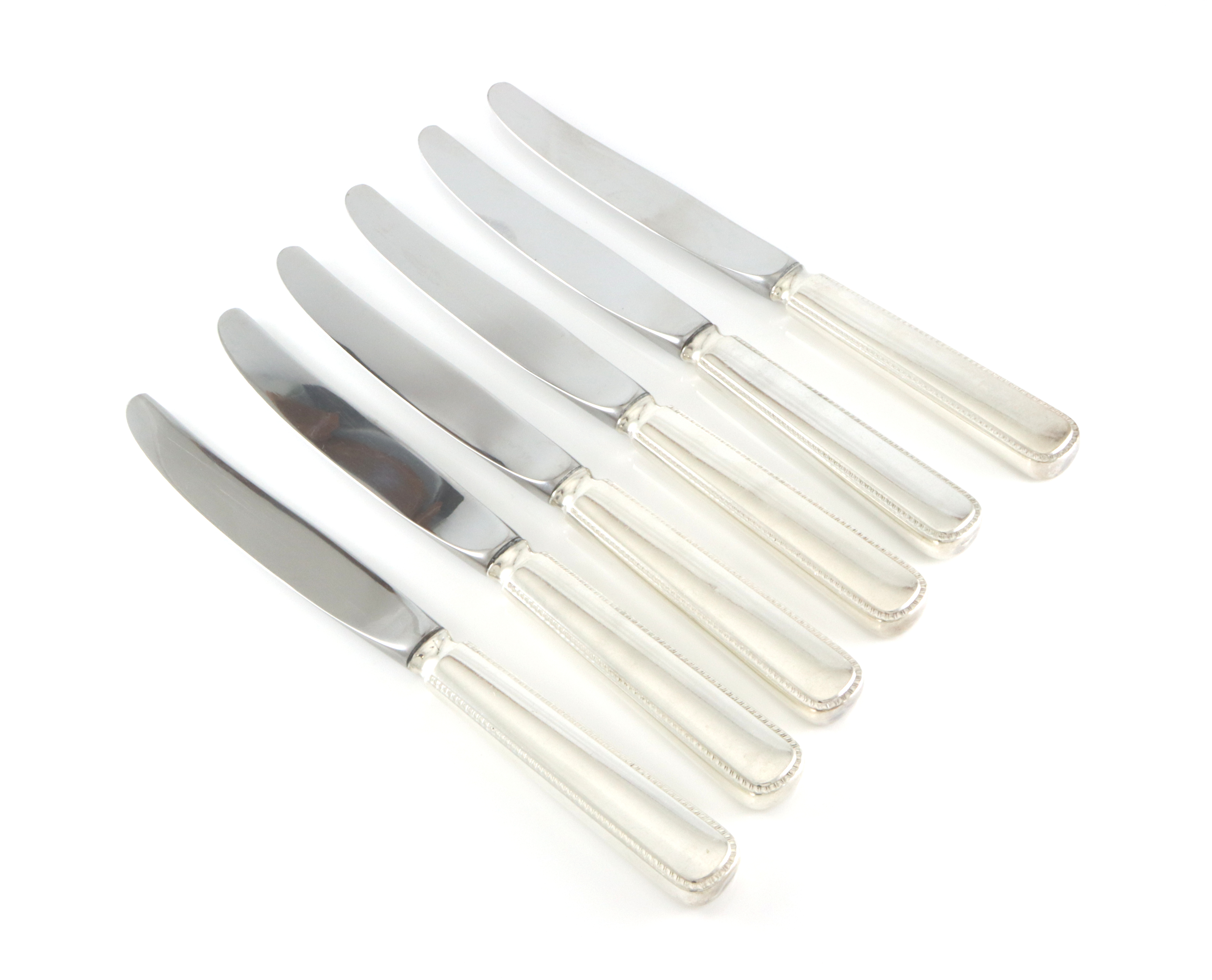 Rådhus med bord. Tilbud på 6 kniver