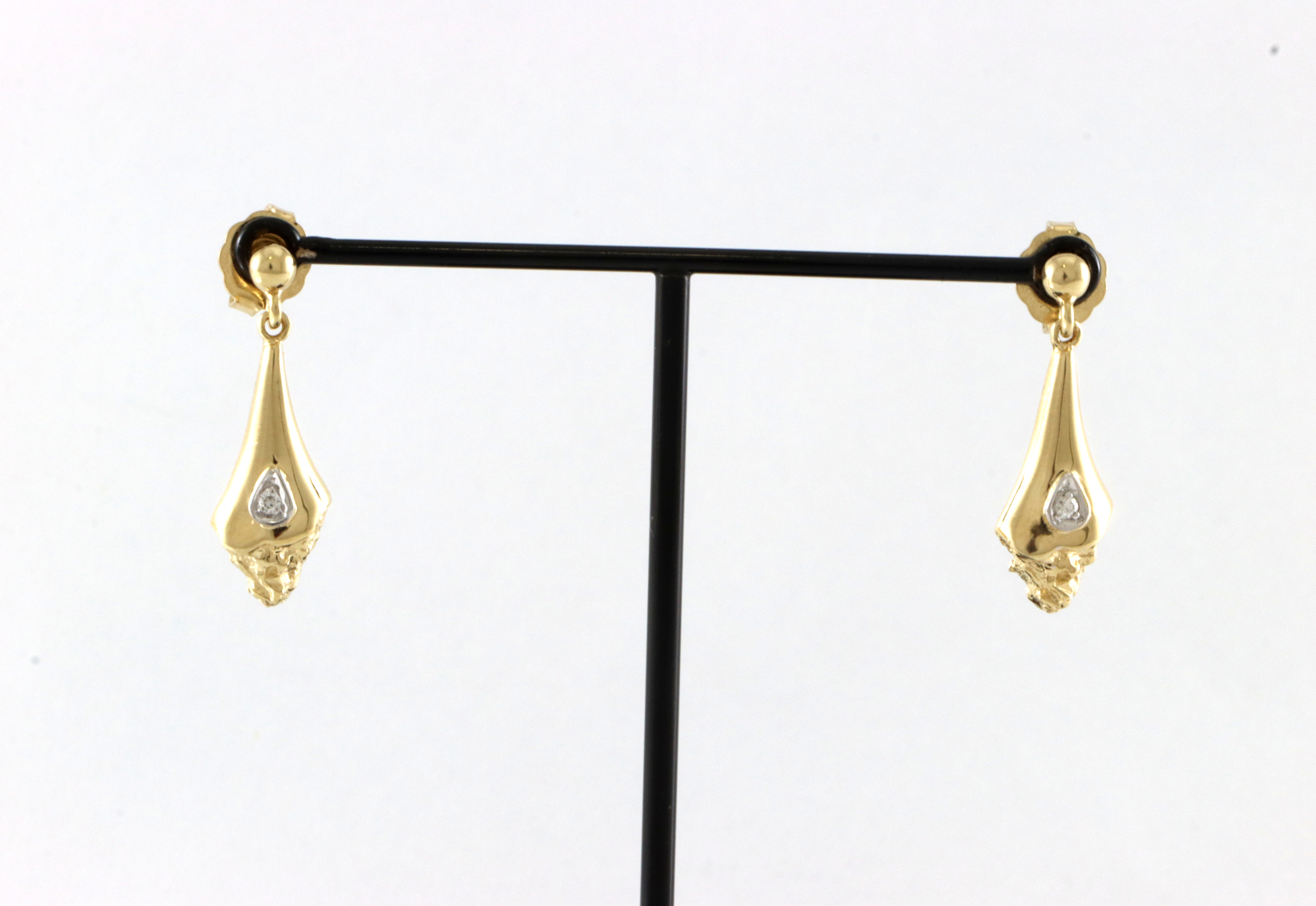 Vintage øredobber med to diamantsplinter. Mestergull