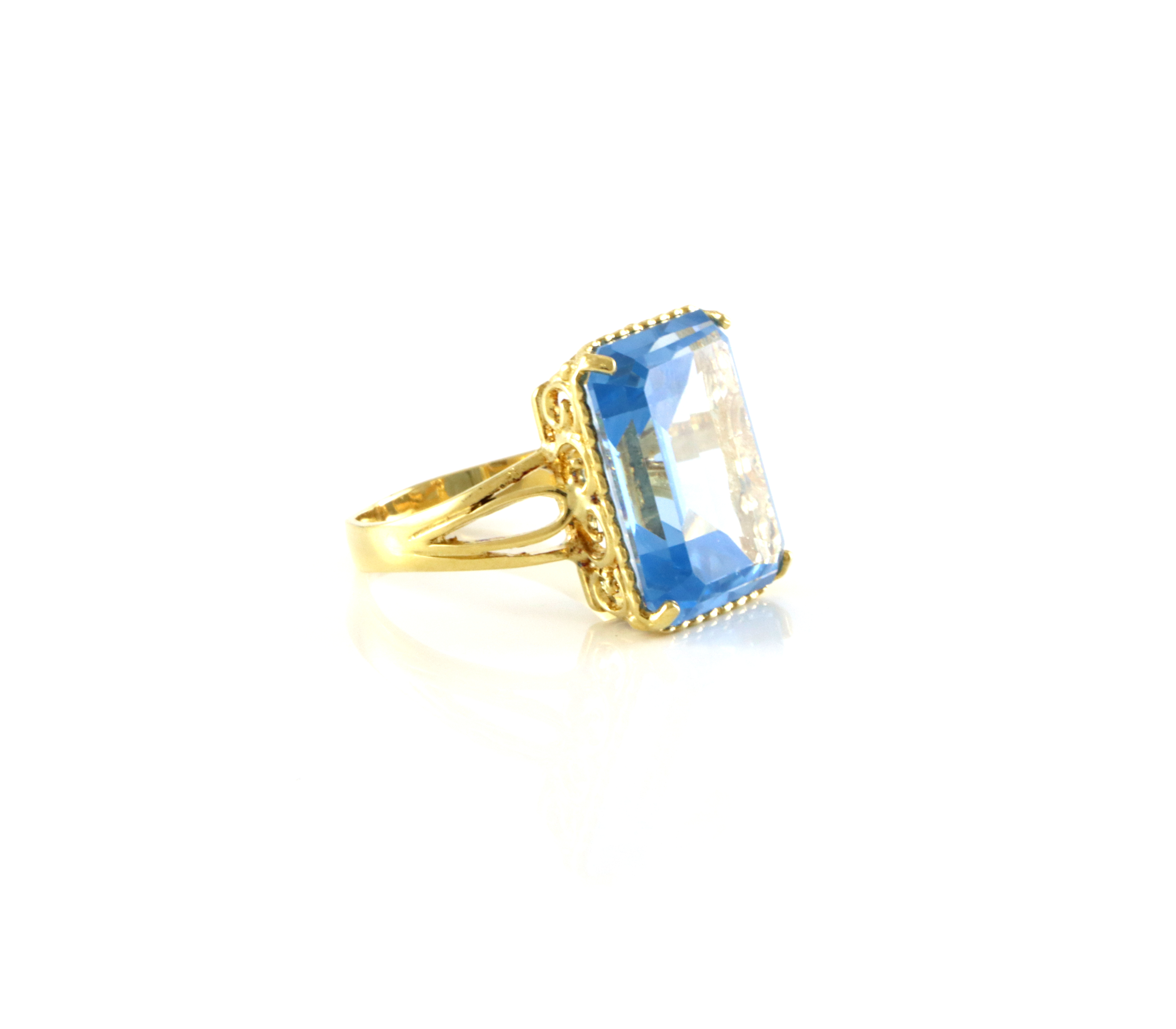 Nydelig ring med lyseblå stein