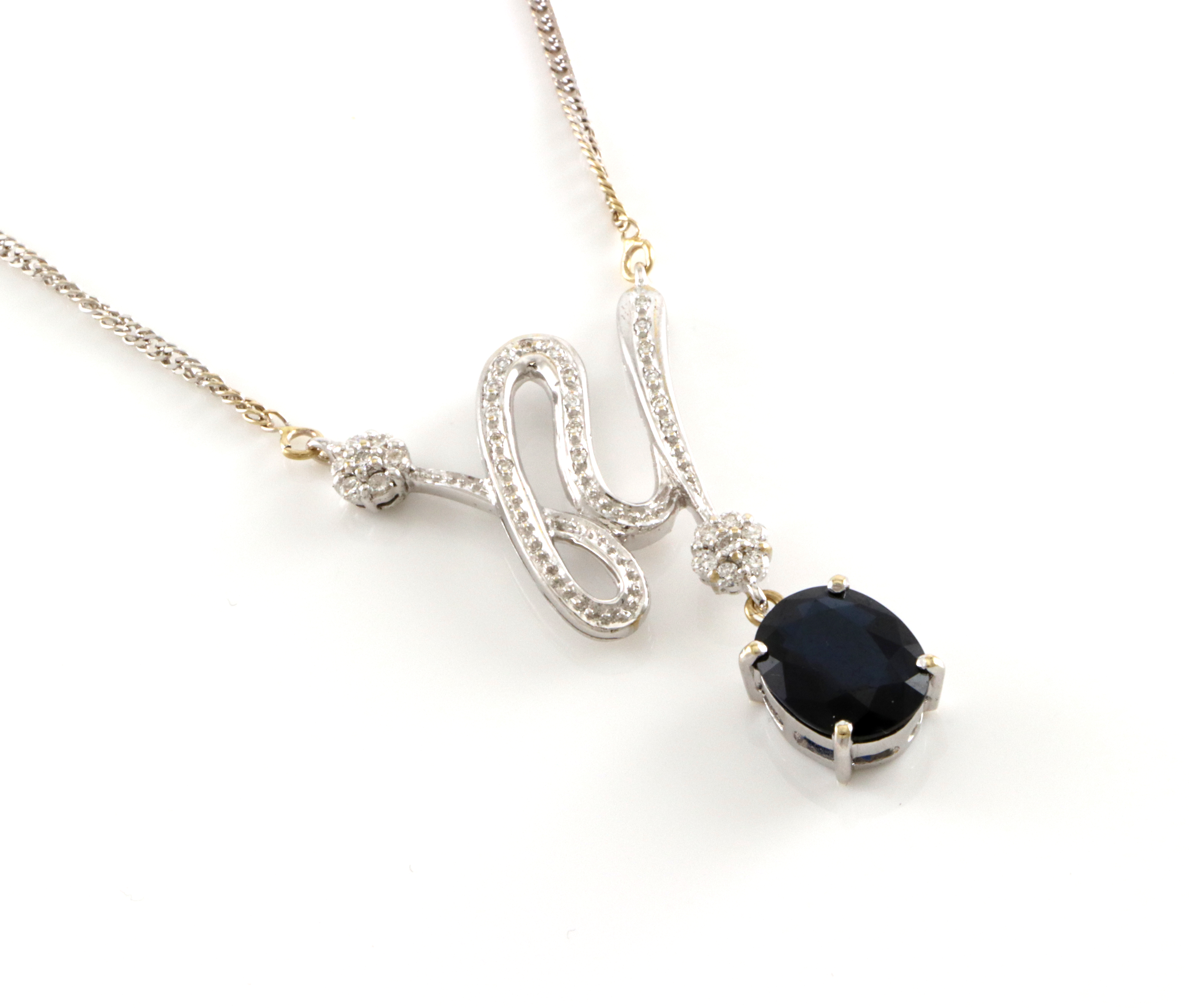 Nydelig halssmykke med safir og små diamanter