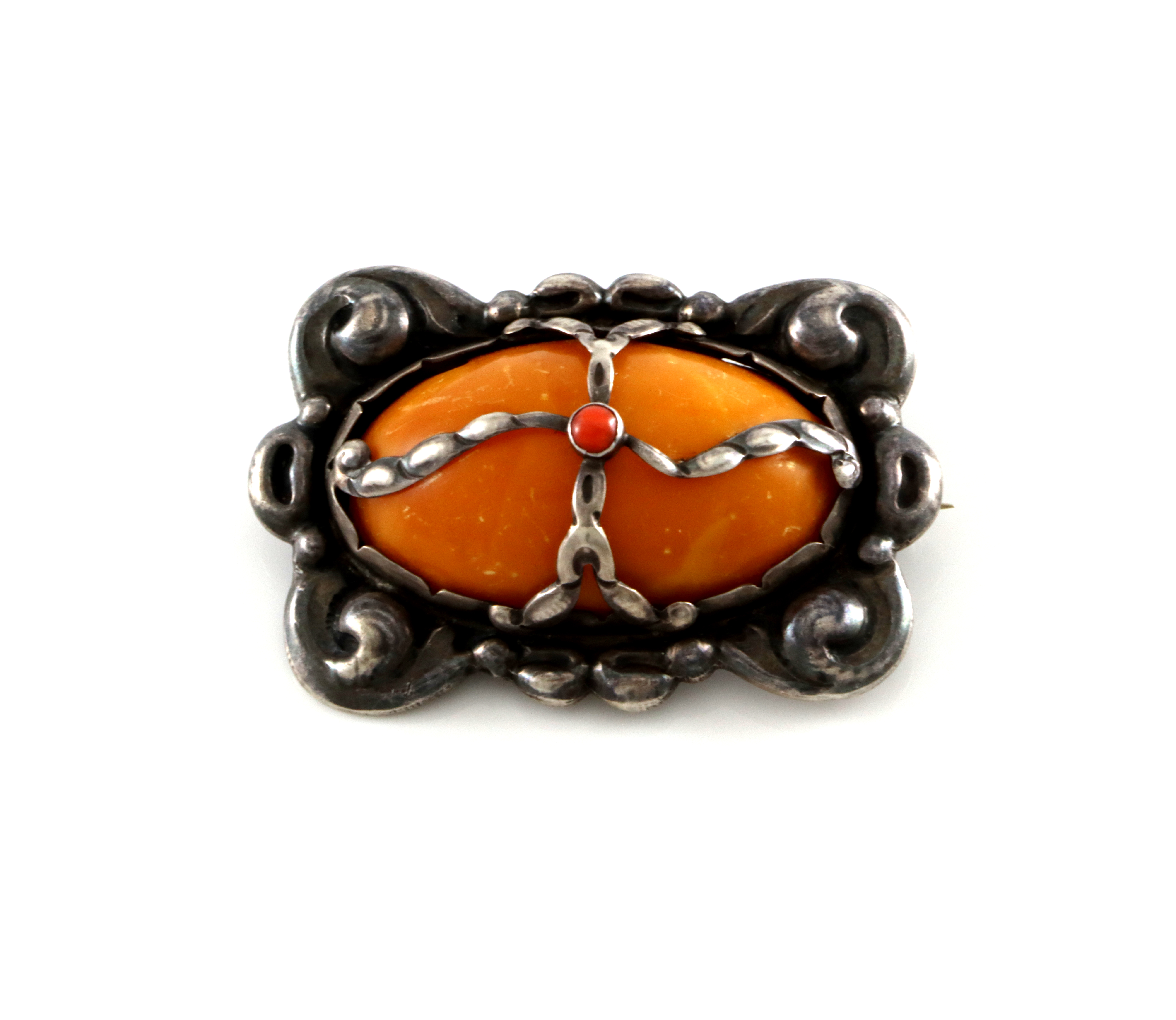 Brosje i sølv med rav